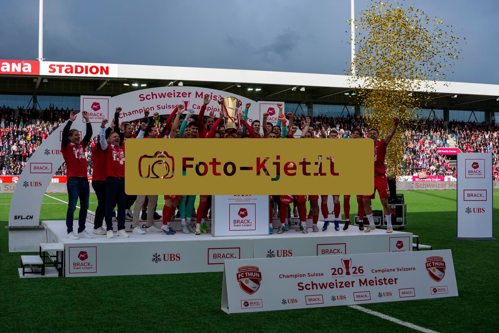 Schweiz: Brack Super League 2025/2026, FC Thun vs BSC Young Boys - Stockhorn Arena, Thun: Mannschaft des FC Thun bei der Pokalübergabe als Schweizer Meister 2026 nach dem letztjährigen Aufstieg in die höchste Schweizer Liga, ist zum ersten mal in der Klubgeschichte Meister.