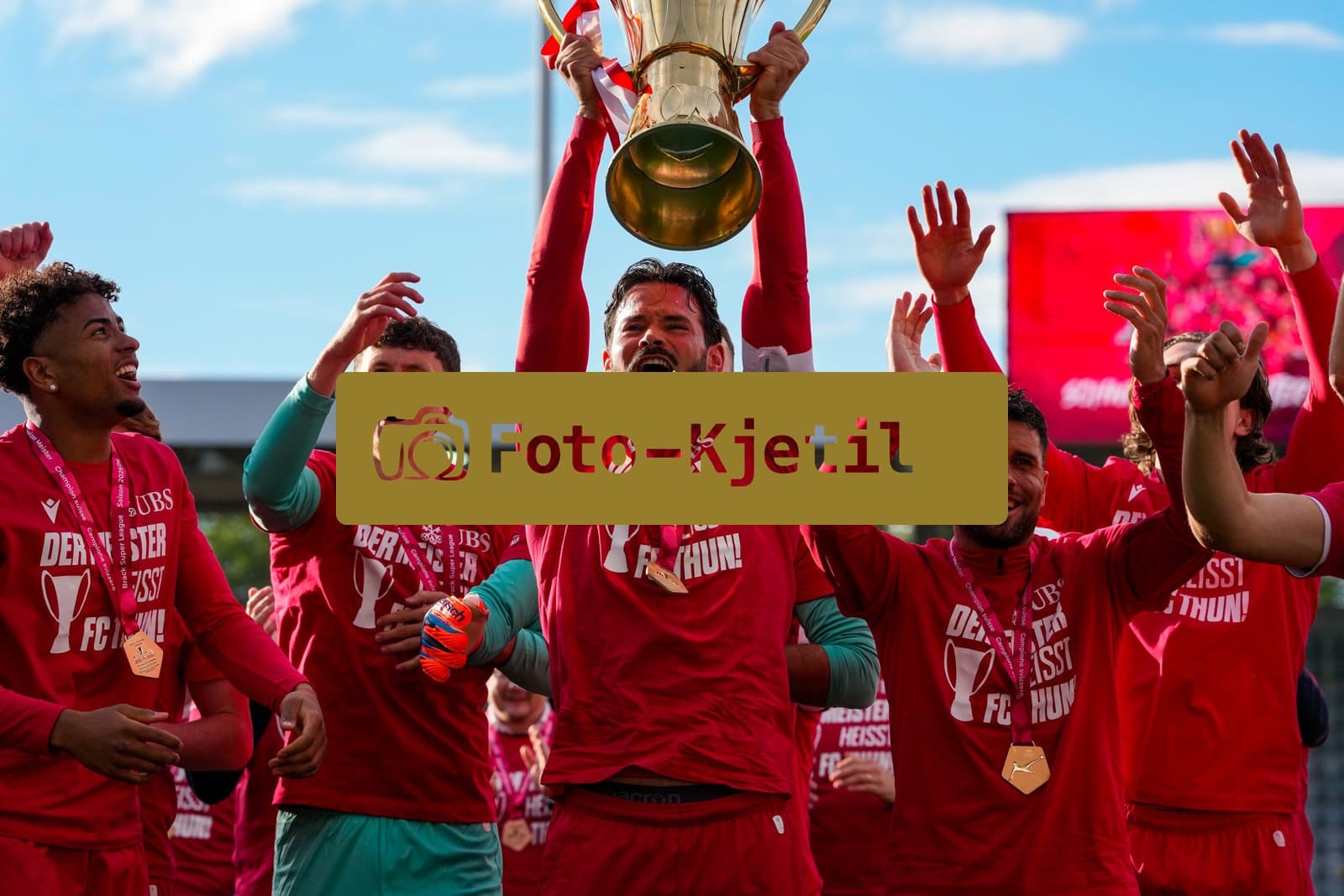 Schweiz: Brack Super League 2025/2026, FC Thun vs BSC Young Boys - Stockhorn Arena, Thun: FC Thun als Schweizer Meister 2026 nach dem letztjährigen Aufstieg in die höchste Schweizer Liga, ist zum ersten mal in der Klubgeschichte Meister.: Marco Bürki - Marco Burki (23 THU) mit dem Pokal am feiern vor der Fankurve