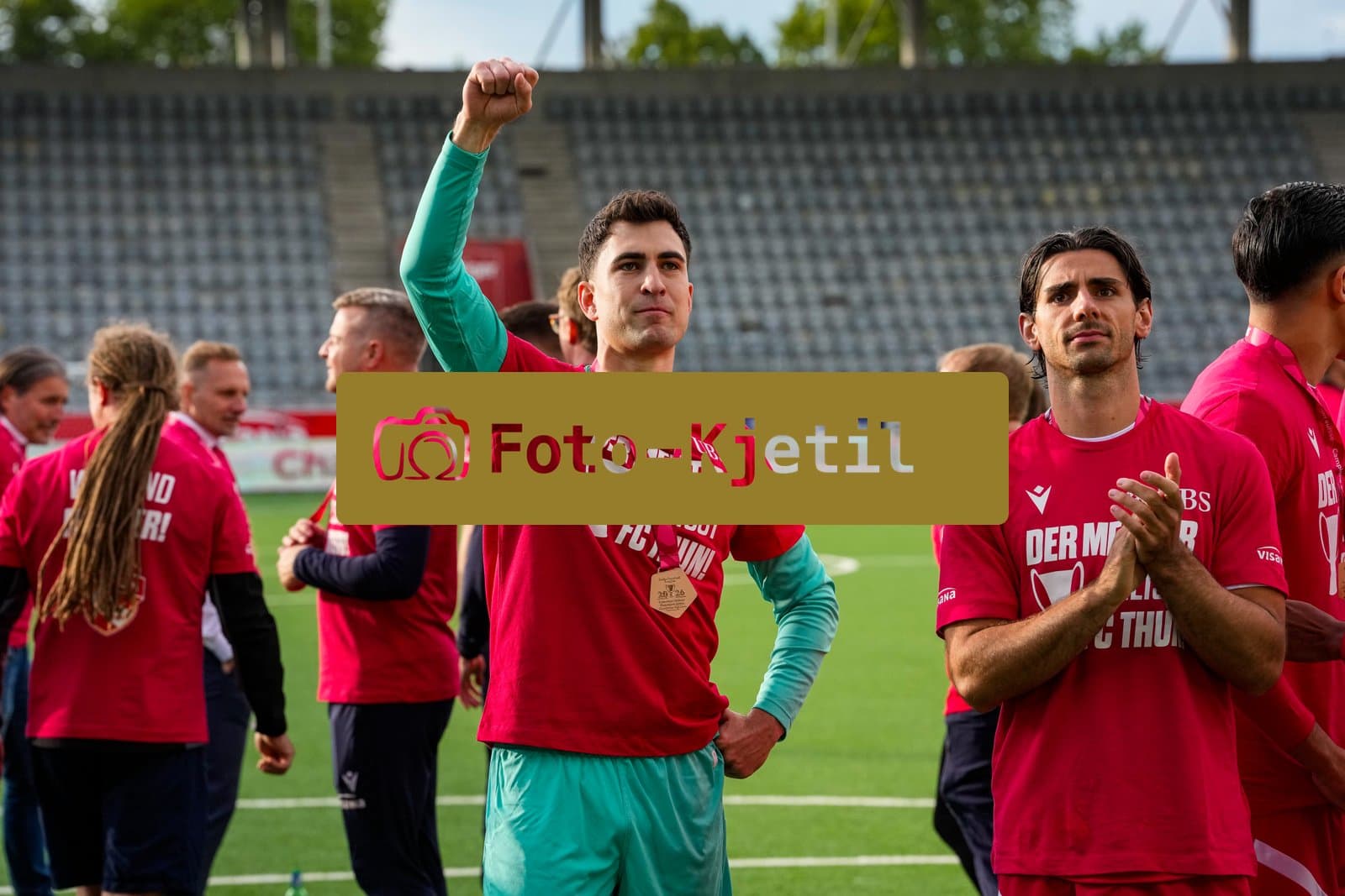Schweiz: Brack Super League 2025/2026, FC Thun vs BSC Young Boys - Stockhorn Arena, Thun: FC Thun als Schweizer Meister 2026 nach dem letztjährigen Aufstieg in die höchste Schweizer Liga, ist zum ersten mal in der Klubgeschichte Meister. Jan Bamert (19 THU)