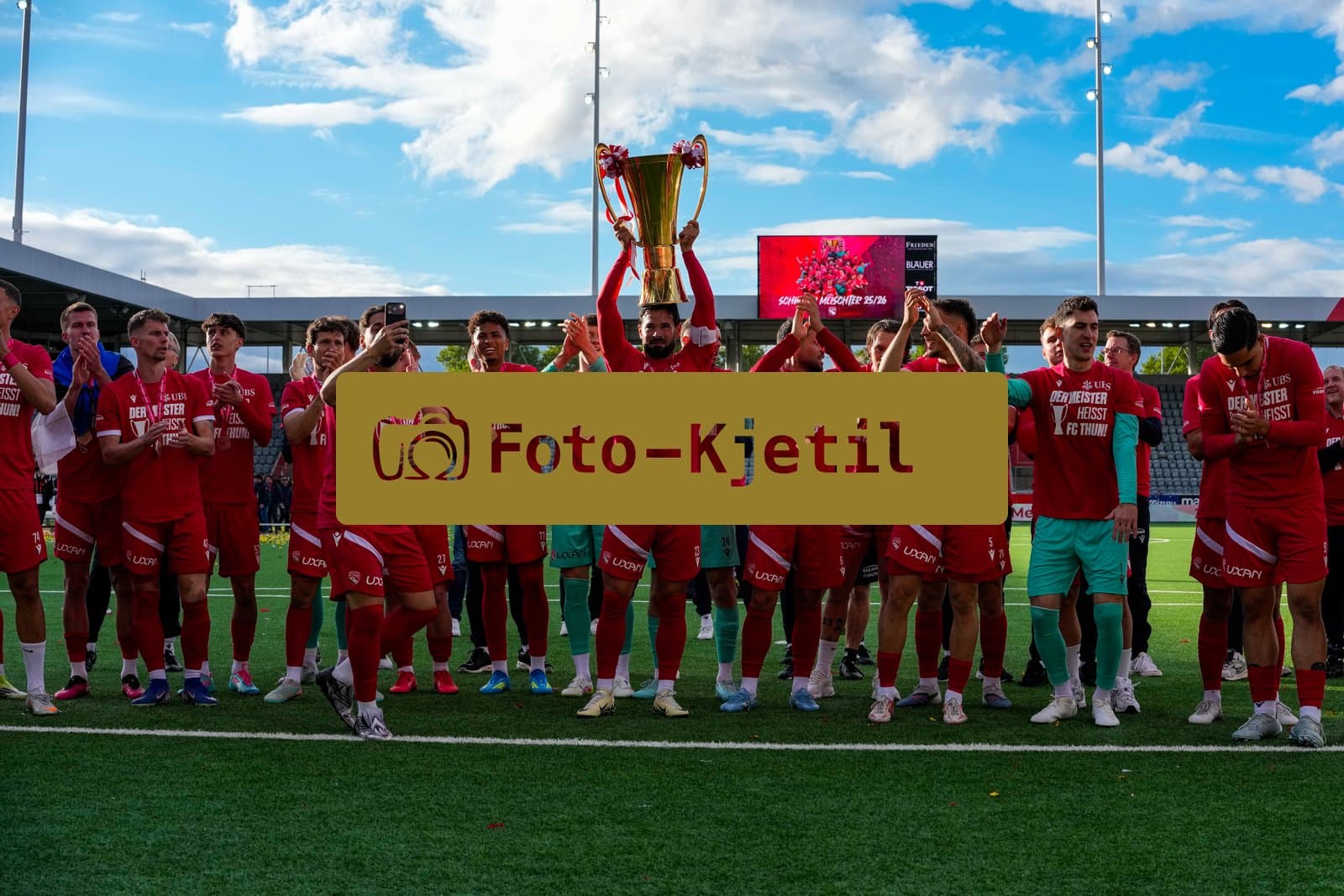 Schweiz: Brack Super League 2025/2026, FC Thun vs BSC Young Boys - Stockhorn Arena, Thun: FC Thun als Schweizer Meister 2026 nach dem letztjährigen Aufstieg in die höchste Schweizer Liga, ist zum ersten mal in der Klubgeschichte Meister. Das Team des FC Thun am feiern vor der Fankurve mit dem Pokal