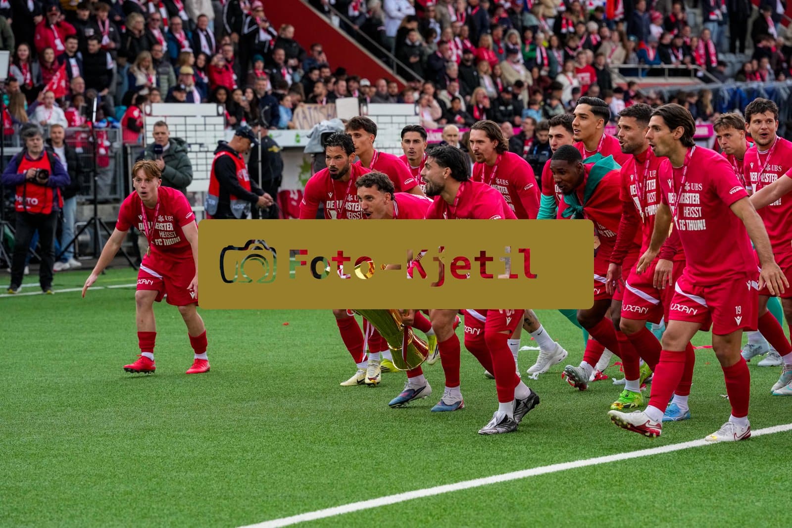 Schweiz: Brack Super League 2025/2026, FC Thun vs BSC Young Boys - Stockhorn Arena, Thun: Mannschaft des FC Thun bei der Pokalübergabe als Schweizer Meister 2026 nach dem letztjährigen Aufstieg in die höchste Schweizer Liga, ist zum ersten mal in der Klubgeschichte Meister.