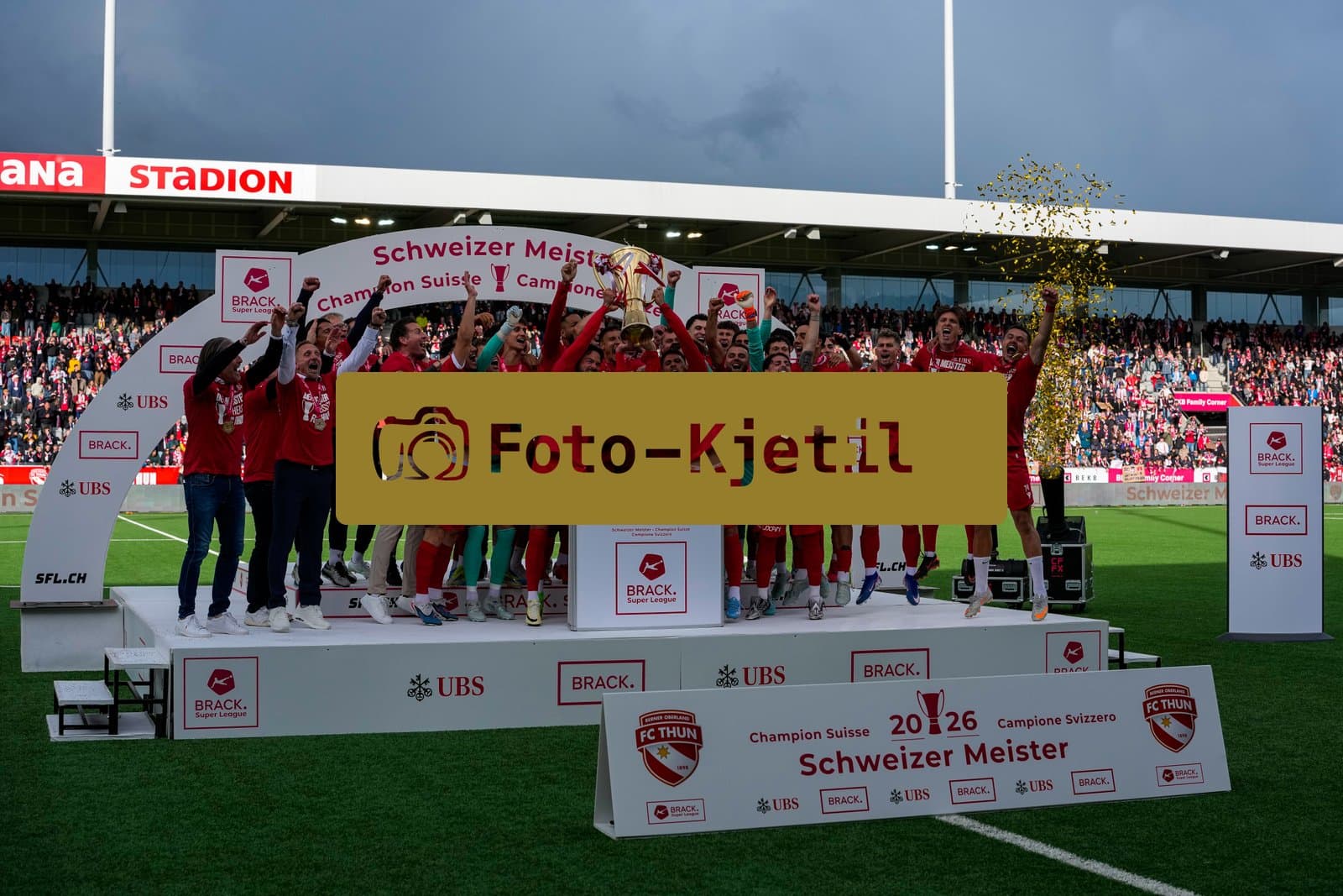 Schweiz: Brack Super League 2025/2026, FC Thun vs BSC Young Boys - Stockhorn Arena, Thun: Mannschaft des FC Thun bei der Pokalübergabe als Schweizer Meister 2026 nach dem letztjährigen Aufstieg in die höchste Schweizer Liga, ist zum ersten mal in der Klubgeschichte Meister.