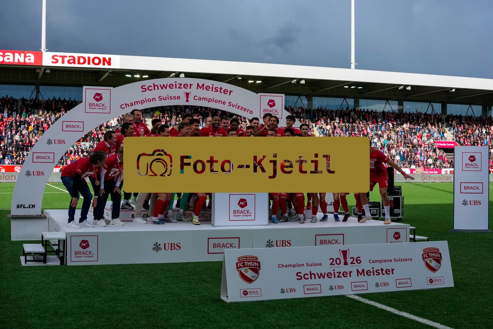 Schweiz: Brack Super League 2025/2026, FC Thun vs BSC Young Boys - Stockhorn Arena, Thun: Mannschaft des FC Thun bei der Pokalübergabe als Schweizer Meister 2026 nach dem letztjährigen Aufstieg in die höchste Schweizer Liga, ist zum ersten mal in der Klubgeschichte Meister.