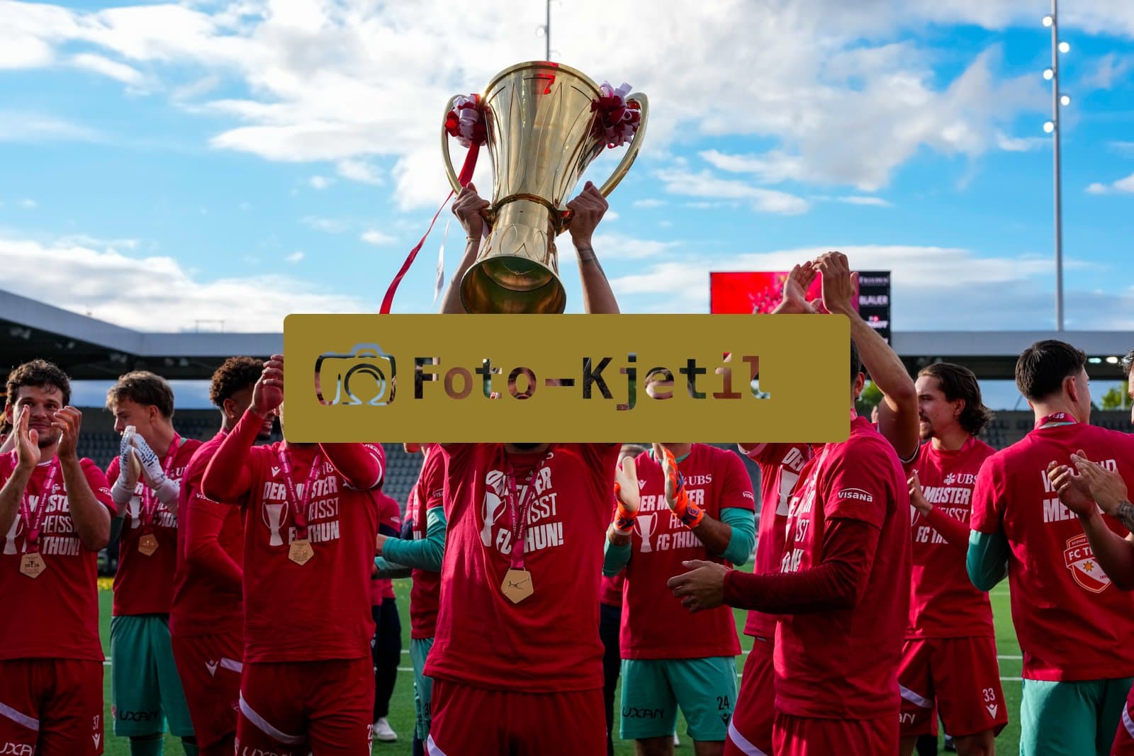 Schweiz: Brack Super League 2025/2026, FC Thun vs BSC Young Boys - Stockhorn Arena, Thun: FC Thun als Schweizer Meister 2026 nach dem letztjährigen Aufstieg in die höchste Schweizer Liga, ist zum ersten mal in der Klubgeschichte Meister. Kastriot Imeri (7 THU) mit dem Pokal