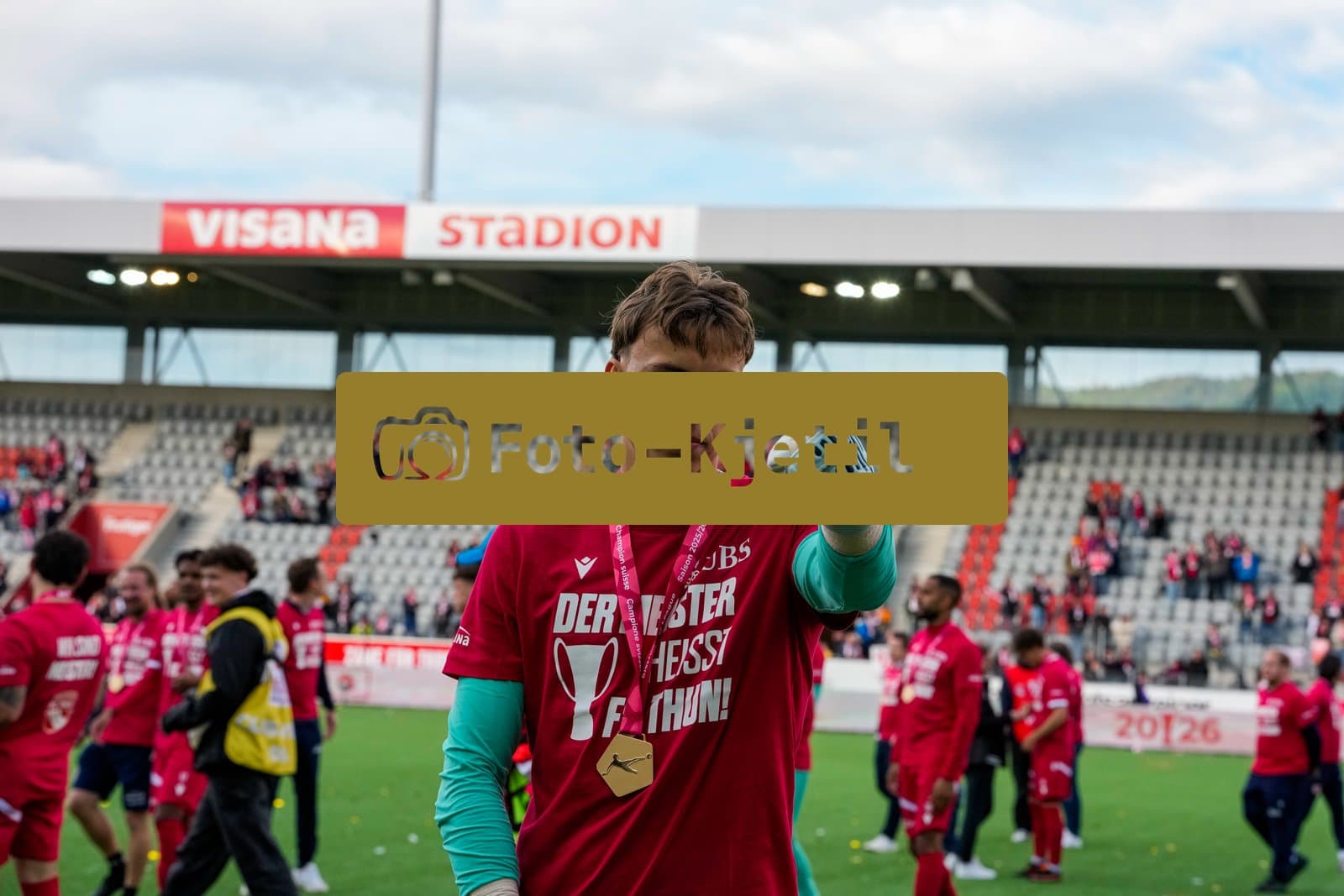 Schweiz: Brack Super League 2025/2026, FC Thun vs BSC Young Boys - Stockhorn Arena, Thun: FC Thun als Schweizer Meister 2026 nach dem letztjährigen Aufstieg in die höchste Schweizer Liga, ist zum ersten mal in der Klubgeschichte Meister. Torhüter Tim Spycher (25 THU)