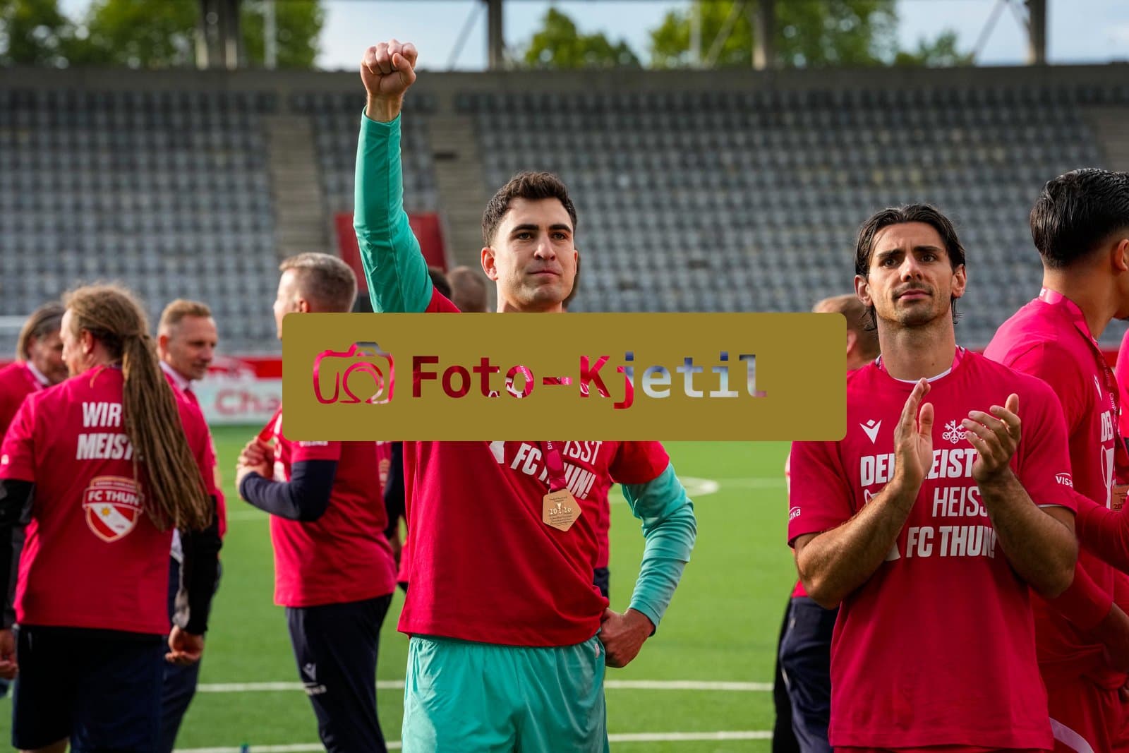 Schweiz: Brack Super League 2025/2026, FC Thun vs BSC Young Boys - Stockhorn Arena, Thun: FC Thun als Schweizer Meister 2026 nach dem letztjährigen Aufstieg in die höchste Schweizer Liga, ist zum ersten mal in der Klubgeschichte Meister. Nino Ziswiler (Torhüter 1 THU) bedankt sich vor den Fans