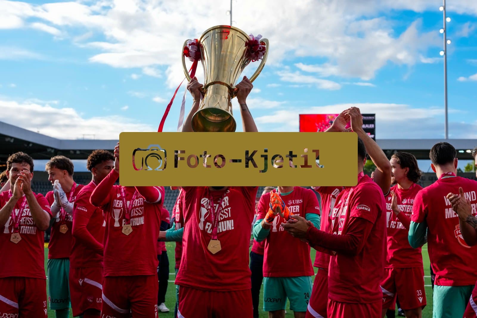 Schweiz: Brack Super League 2025/2026, FC Thun vs BSC Young Boys - Stockhorn Arena, Thun: FC Thun als Schweizer Meister 2026 nach dem letztjährigen Aufstieg in die höchste Schweizer Liga, ist zum ersten mal in der Klubgeschichte Meister. Das Team des FC Thun am feiern vor der Fankurve mit dem Pokal, Kastriot Imeri (7 THU) stemmt diesen in die Höhe