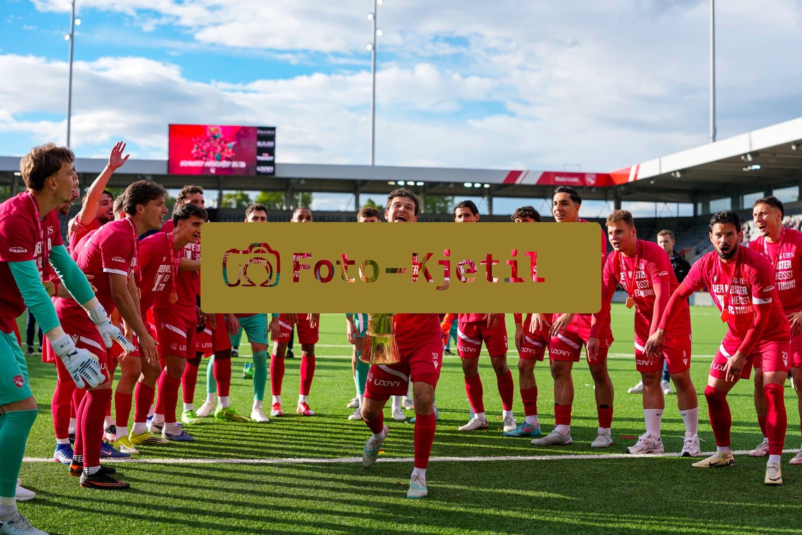 Schweiz: Brack Super League 2025/2026, FC Thun vs BSC Young Boys - Stockhorn Arena, Thun: FC Thun als Schweizer Meister 2026 nach dem letztjährigen Aufstieg in die höchste Schweizer Liga, ist zum ersten mal in der Klubgeschichte Meister. Lucien Dähler - Lucien Dahler (37 THU) mit dem Pokal vor den Fans