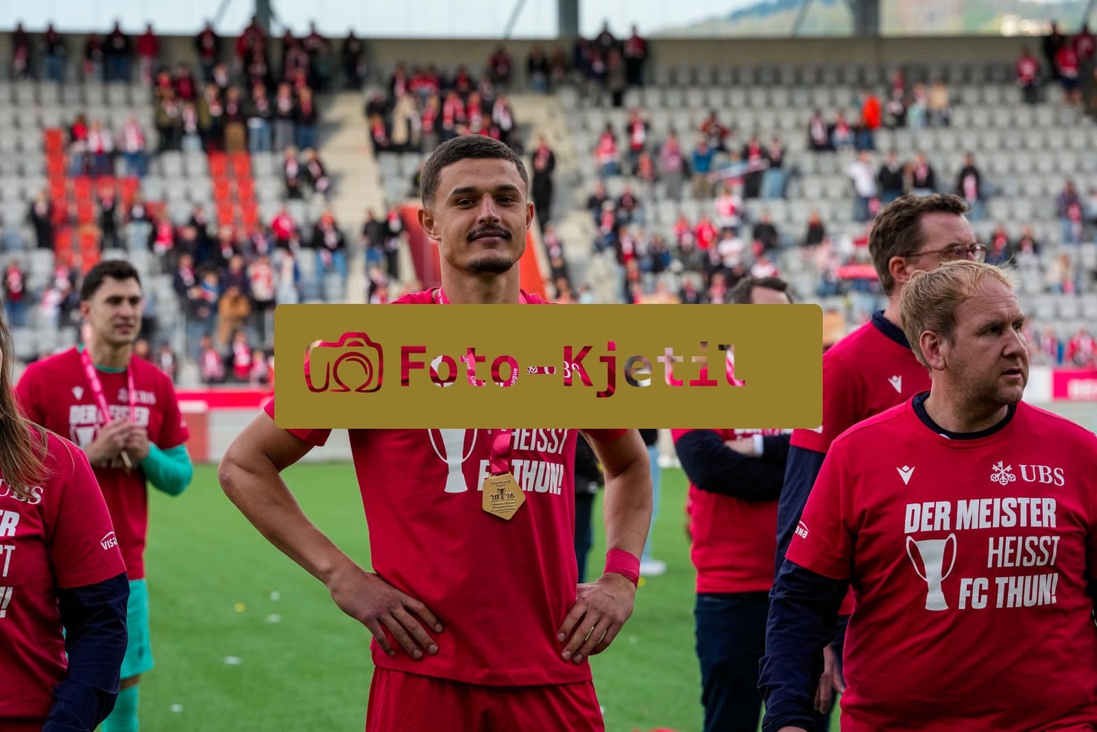 Schweiz: Brack Super League 2025/2026, FC Thun vs BSC Young Boys - Stockhorn Arena, Thun: FC Thun als Schweizer Meister 2026 nach dem letztjährigen Aufstieg in die höchste Schweizer Liga, ist zum ersten mal in der Klubgeschichte Meister. Elmin Rastoder (74 THU)