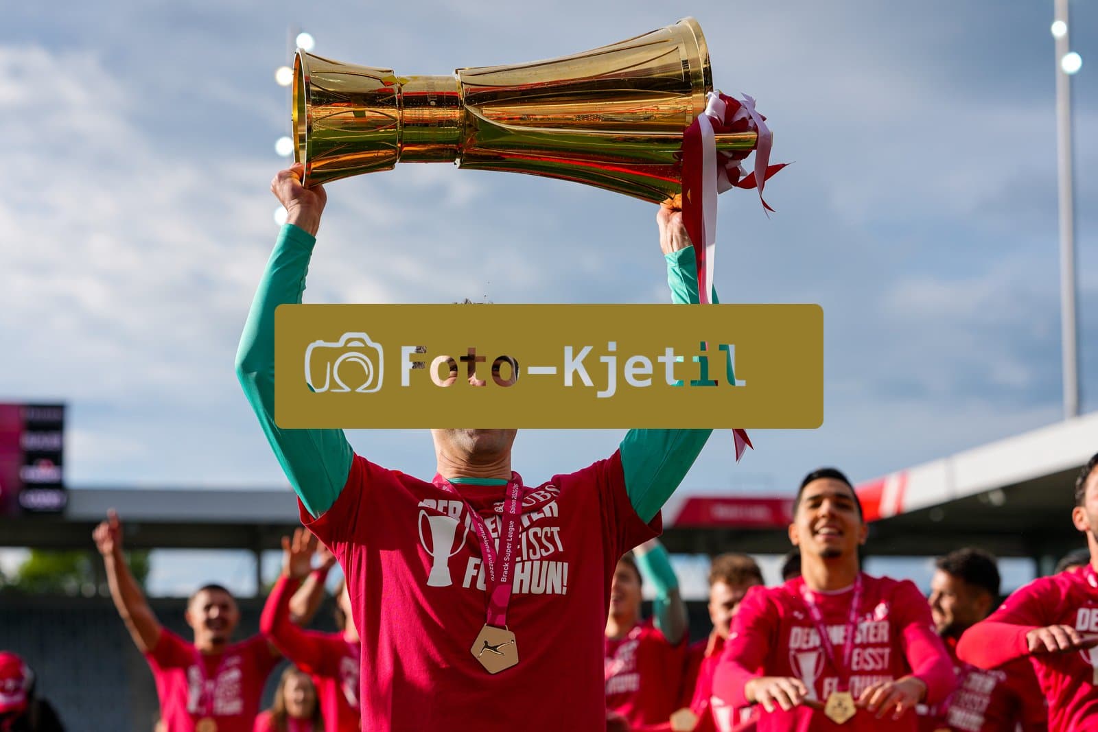 Schweiz: Brack Super League 2025/2026, FC Thun vs BSC Young Boys - Stockhorn Arena, Thun: FC Thun als Schweizer Meister 2026 nach dem letztjährigen Aufstieg in die höchste Schweizer Liga, ist zum ersten mal in der Klubgeschichte Meister. Nino Ziswiler (Torhüter 1 THU) mit dem Pokal vor den Fans