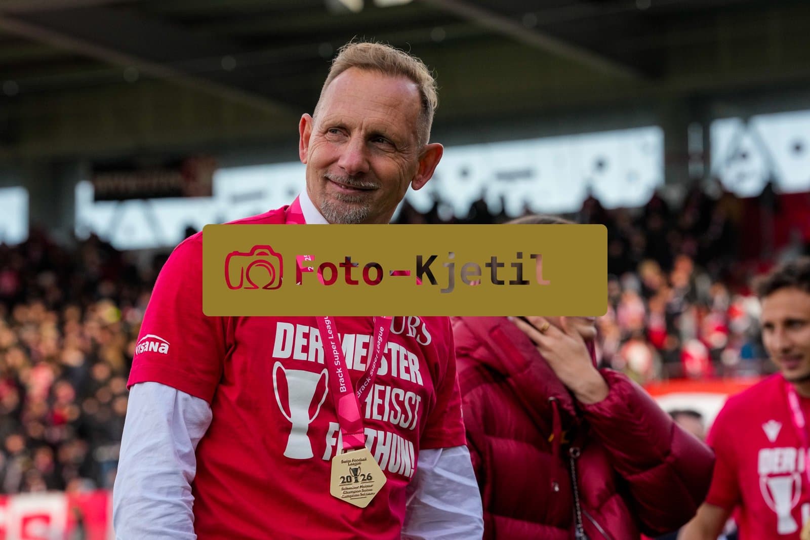 Schweiz: Brack Super League 2025/2026, FC Thun vs BSC Young Boys - Stockhorn Arena, Thun: FC Thun als Schweizer Meister 2026 nach dem letztjährigen Aufstieg in die höchste Schweizer Liga, ist zum ersten mal in der Klubgeschichte Meister. Trainer Mauro Lustrinelli mit der Goldmedaille