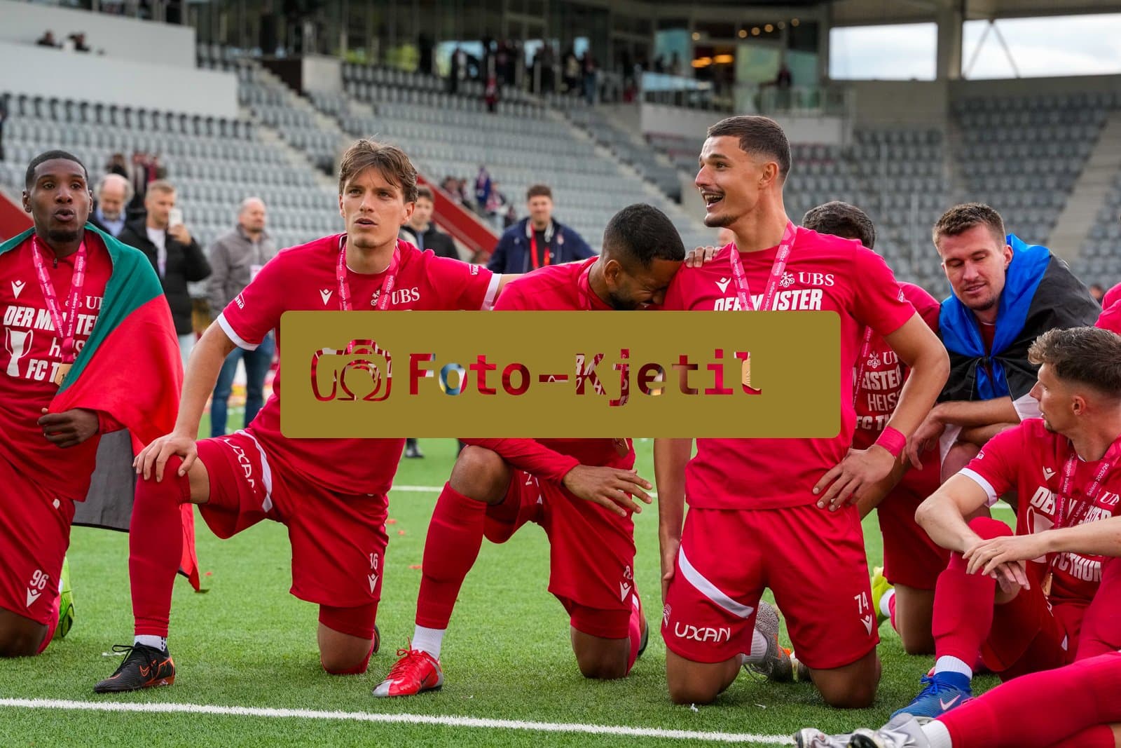 Schweiz: Brack Super League 2025/2026, FC Thun vs BSC Young Boys - Stockhorn Arena, Thun: FC Thun als Schweizer Meister 2026 nach dem letztjährigen Aufstieg in die höchste Schweizer Liga, ist zum ersten mal in der Klubgeschichte Meister.: Elmin Rastoder (74 THU), Justin Roth (16 THU) und Christopher Ibayi (18 THU) vor den Fans