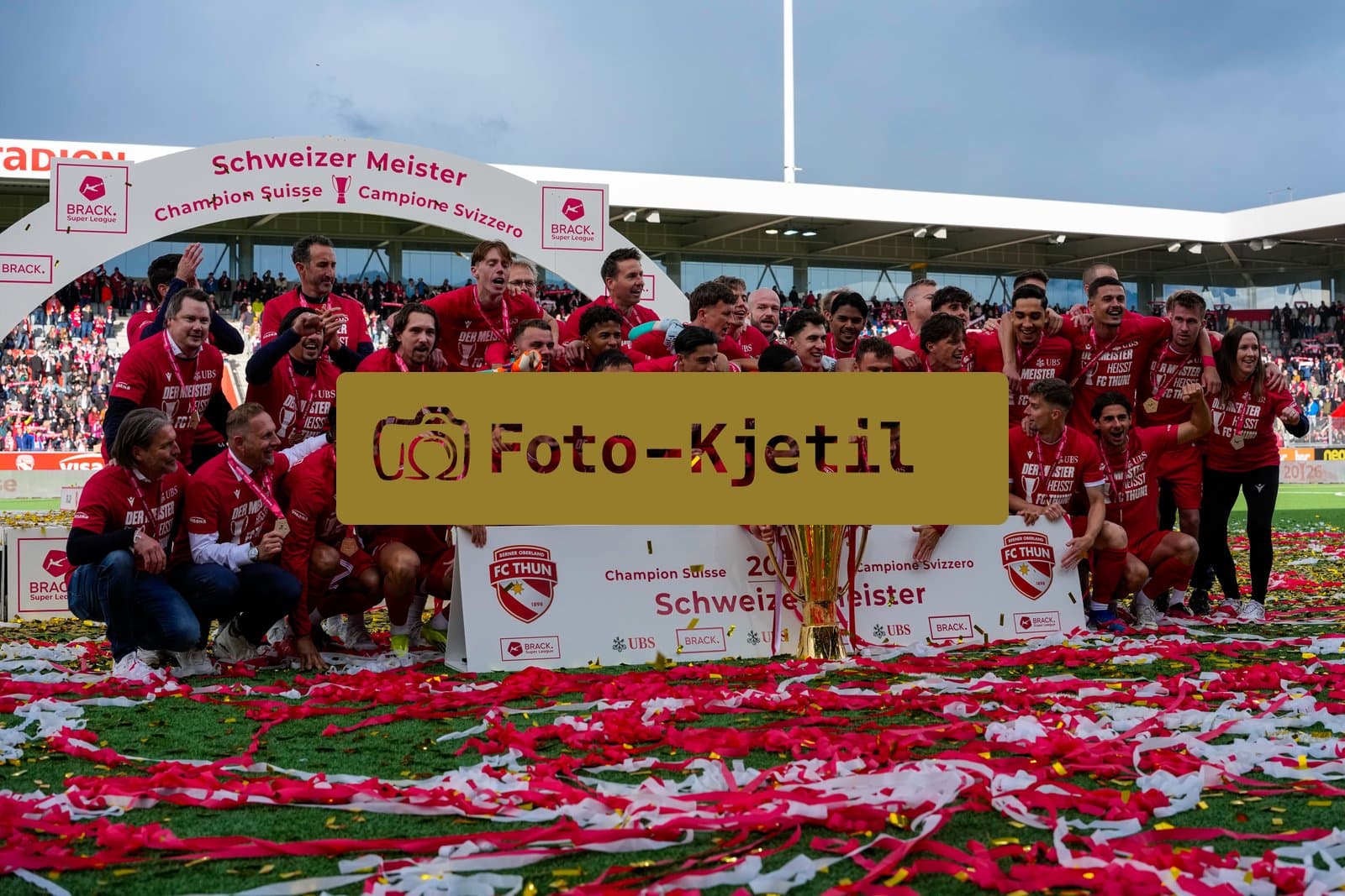 Schweiz: Brack Super League 2025/2026, FC Thun vs BSC Young Boys - Stockhorn Arena, Thun: Mannschaft des FC Thun bei der Pokalübergabe als Schweizer Meister 2026 nach dem letztjährigen Aufstieg in die höchste Schweizer Liga, ist zum ersten mal in der Klubgeschichte Meister.