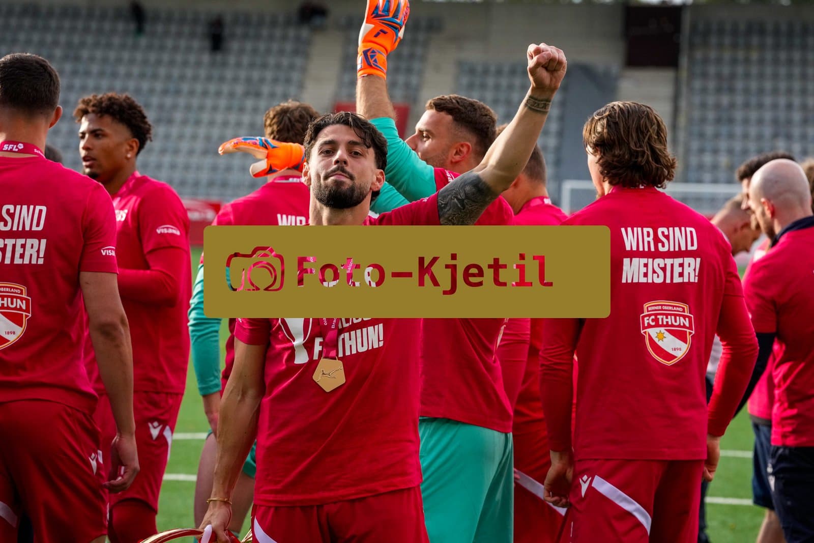 Schweiz: Brack Super League 2025/2026, FC Thun vs BSC Young Boys - Stockhorn Arena, Thun: FC Thun als Schweizer Meister 2026 nach dem letztjährigen Aufstieg in die höchste Schweizer Liga, ist zum ersten mal in der Klubgeschichte Meister. Kastriot Imeri (7 THU) bedankt sich vor den Fans