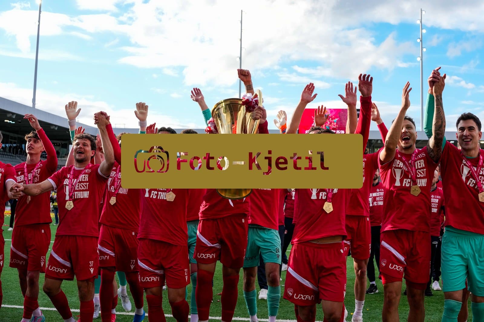 Schweiz: Brack Super League 2025/2026, FC Thun vs BSC Young Boys - Stockhorn Arena, Thun: FC Thun als Schweizer Meister 2026 nach dem letztjährigen Aufstieg in die höchste Schweizer Liga, ist zum ersten mal in der Klubgeschichte Meister. Das Team des FC Thun am feiern vor der Fankurve mit dem Pokal
