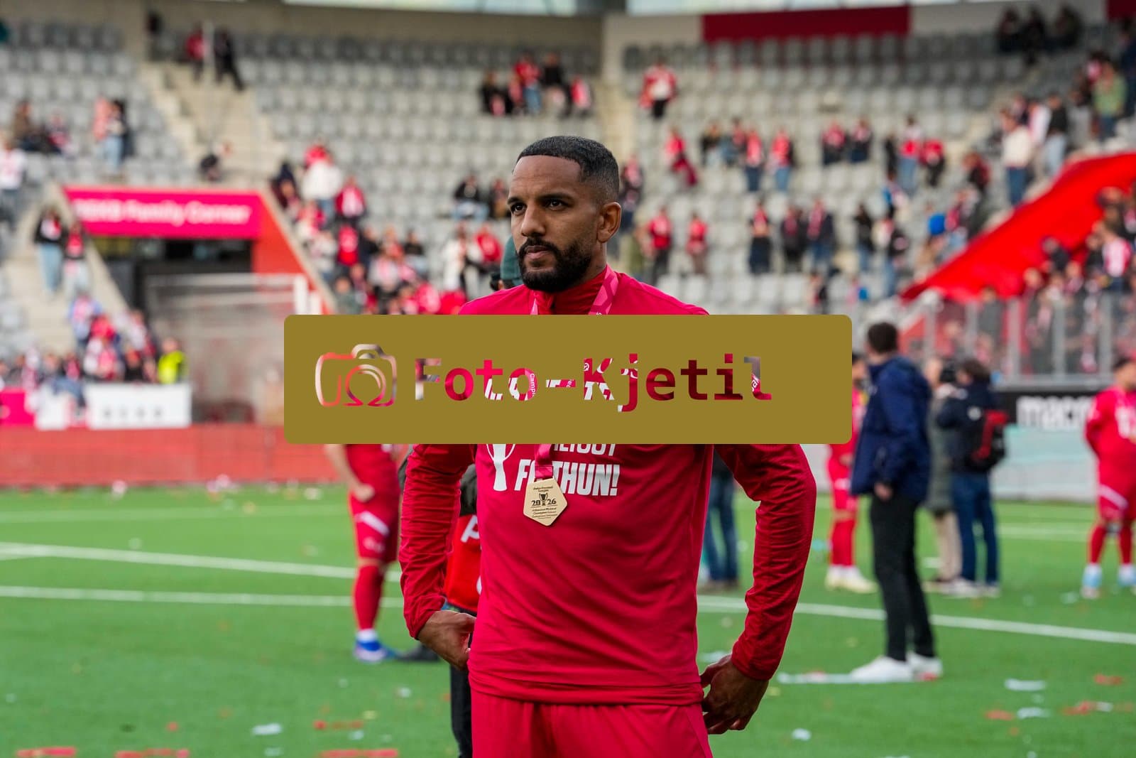 Schweiz: Brack Super League 2025/2026, FC Thun vs BSC Young Boys - Stockhorn Arena, Thun: FC Thun als Schweizer Meister 2026 nach dem letztjährigen Aufstieg in die höchste Schweizer Liga, ist zum ersten mal in der Klubgeschichte Meister. Christopher Ibayi (18 THU)