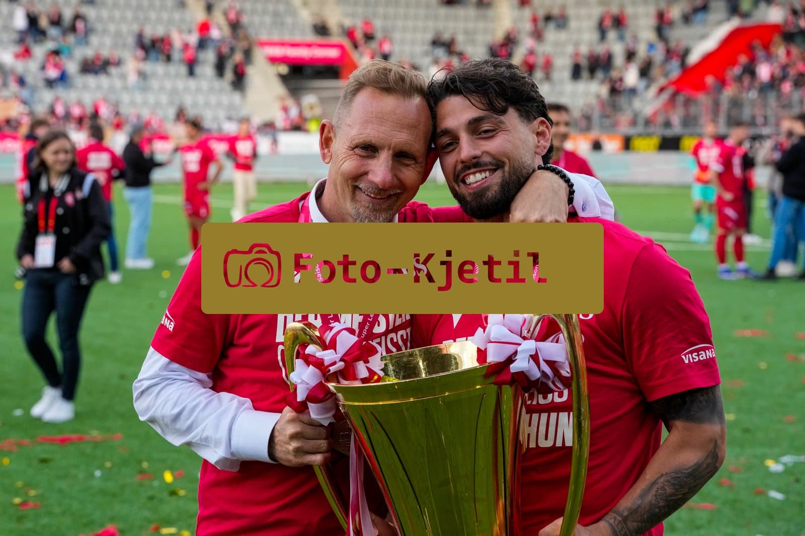 Schweiz: Brack Super League 2025/2026, FC Thun vs BSC Young Boys - Stockhorn Arena, Thun: FC Thun als Schweizer Meister 2026 nach dem letztjährigen Aufstieg in die höchste Schweizer Liga, ist zum ersten mal in der Klubgeschichte Meister. Kastriot Imeri (7 THU) zusammen mit Trainer Mauro Lustrinelli mit dem Pokal