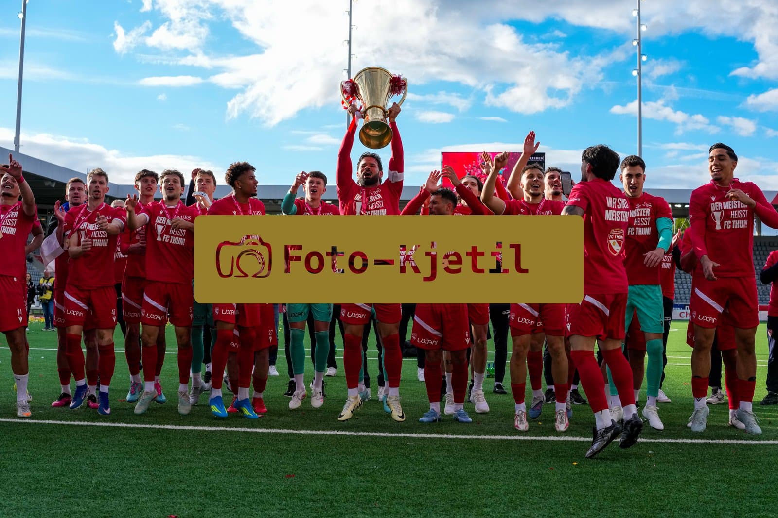 Schweiz: Brack Super League 2025/2026, FC Thun vs BSC Young Boys - Stockhorn Arena, Thun: FC Thun als Schweizer Meister 2026 nach dem letztjährigen Aufstieg in die höchste Schweizer Liga, ist zum ersten mal in der Klubgeschichte Meister. Das Team des FC Thun am feiern vor der Fankurve mit dem Pokal