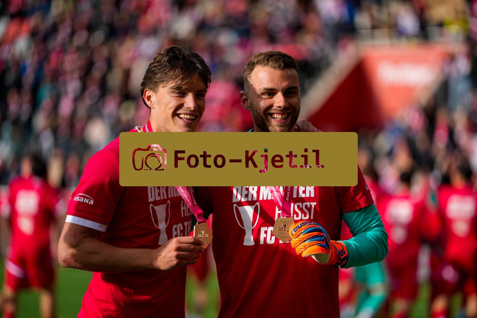 Schweiz: Brack Super League 2025/2026, FC Thun vs BSC Young Boys - Stockhorn Arena, Thun: FC Thun als Schweizer Meister 2026 nach dem letztjährigen Aufstieg in die höchste Schweizer Liga, ist zum ersten mal in der Klubgeschichte Meister. Niklas Steffen (Torhüter 24 THU) mit Justin Roth (16 THU)