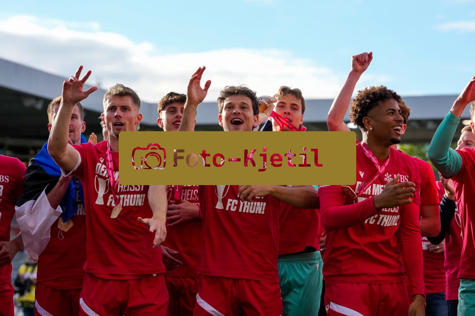Schweiz: Brack Super League 2025/2026, FC Thun vs BSC Young Boys - Stockhorn Arena, Thun: FC Thun als Schweizer Meister 2026 nach dem letztjährigen Aufstieg in die höchste Schweizer Liga, ist zum ersten mal in der Klubgeschichte Meister. Das Team des FC Thun am feiern vor der Fankurve mit dem Pokal