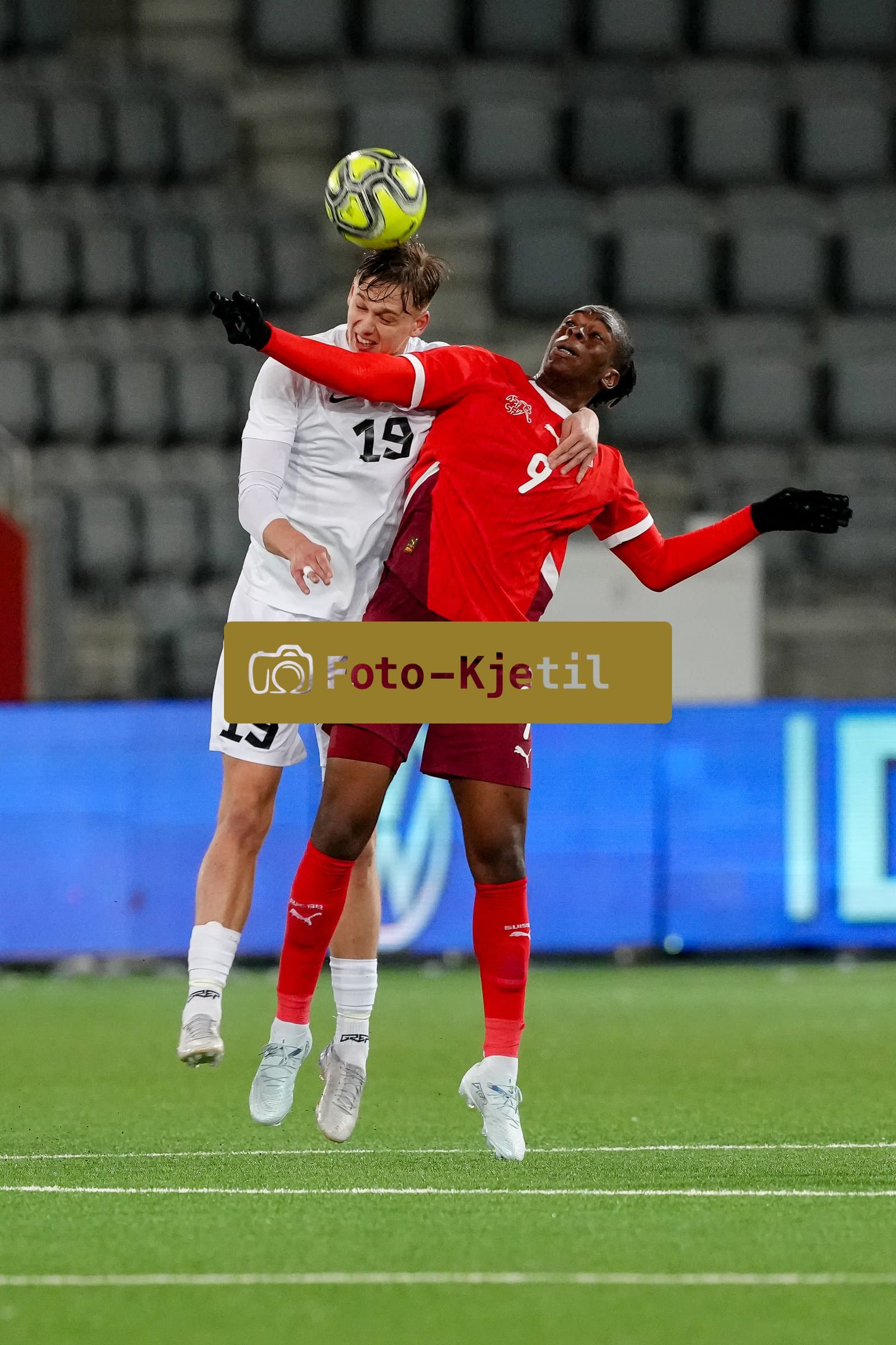 Schweiz: EM-Qualifikation U21 2026, Schweiz vs Estland - Stockhorn Arena, Thun: Andreas Vaher (19 Estonia) in einem Kopfball Duell mit Winsley Boteli (9 Men Switzerland)