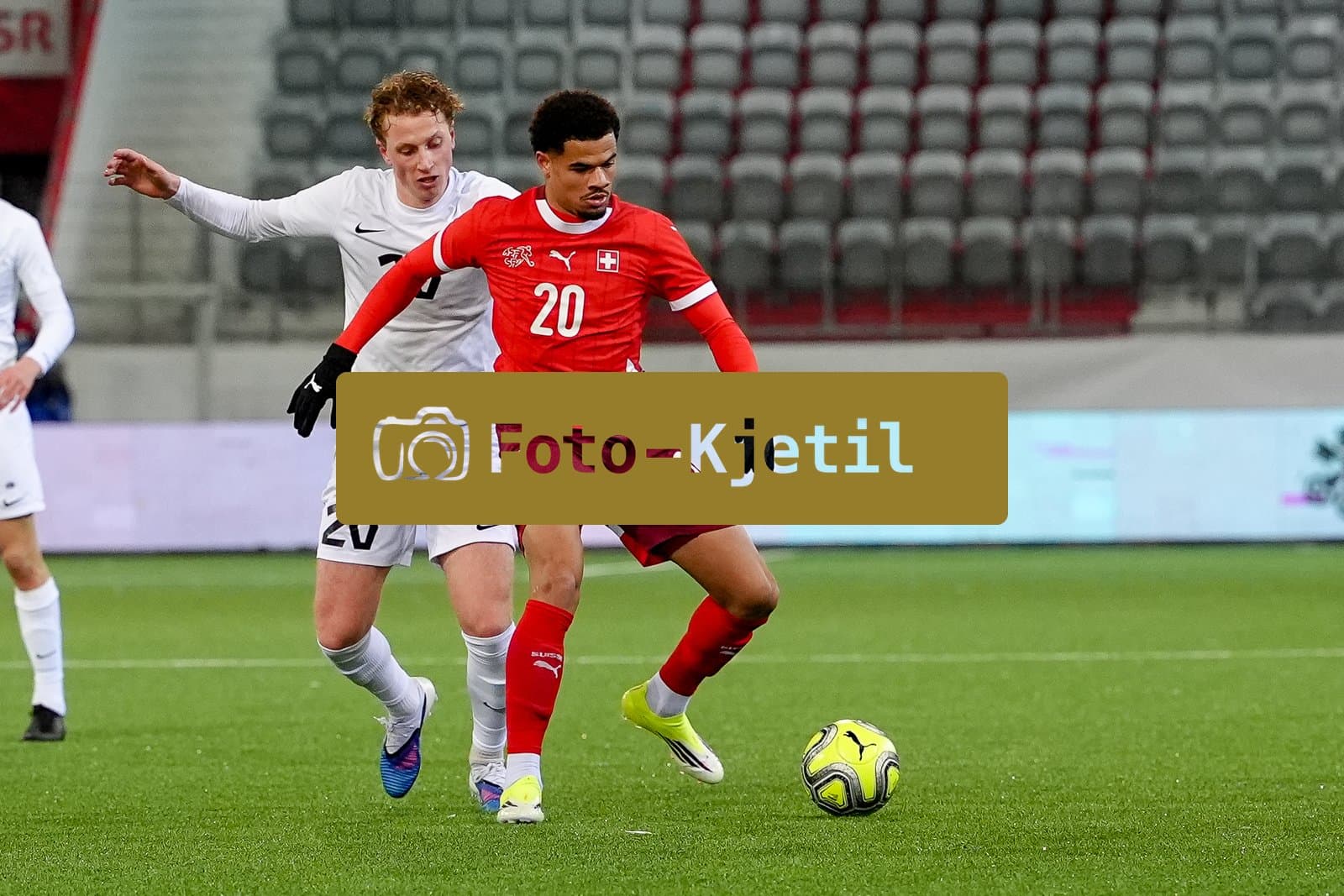 Schweiz: EM-Qualifikation U21 2026, Schweiz vs Estland - Stockhorn Arena, Thun: Zachary Athekame (20 Men Switzerland) gegen August Wagner (20 Estonia)