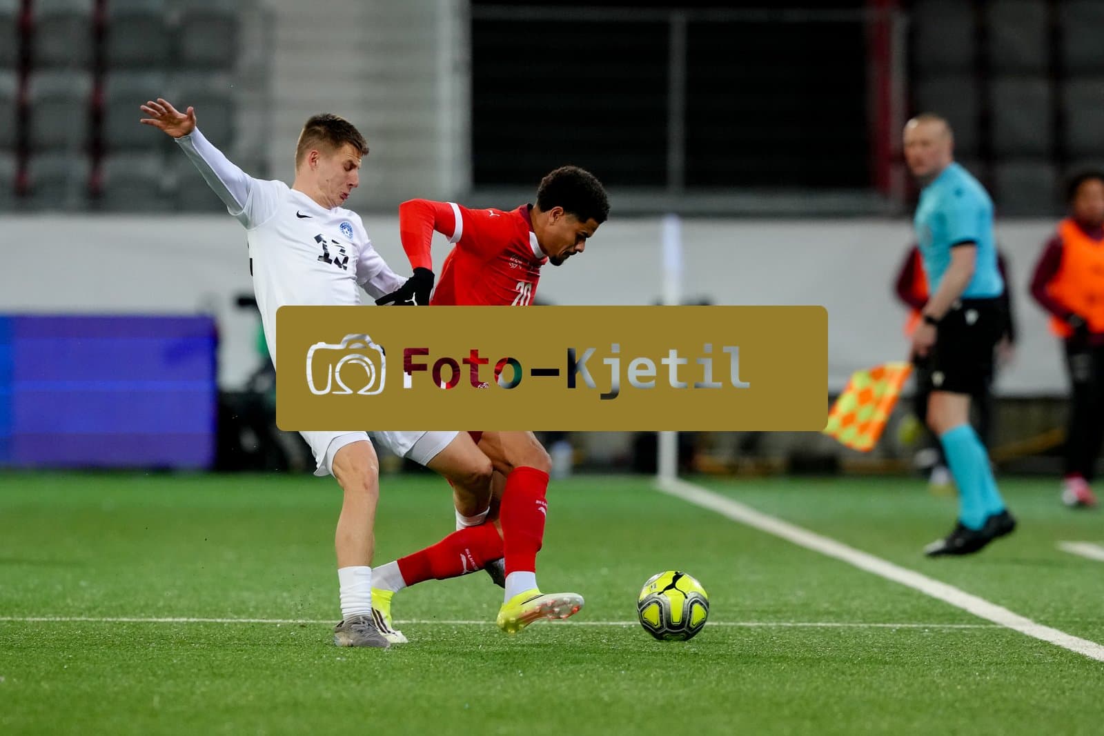 Schweiz: EM-Qualifikation U21 2026, Schweiz vs Estland - Stockhorn Arena, Thun: Alex Borolinstsikov (13 Estonia) im Duell mit Zachary Athekame (20 Men Switzerland)