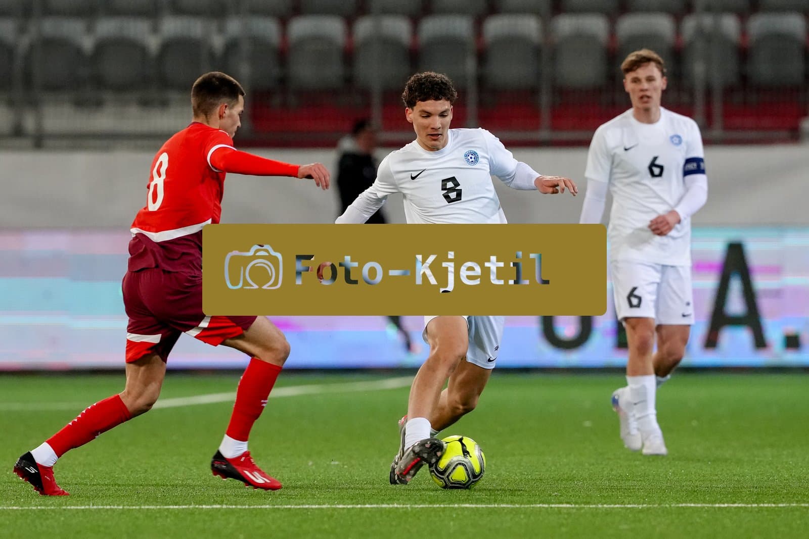 Schweiz: EM-Qualifikation U21 2026, Schweiz vs Estland - Stockhorn Arena, Thun: Soufian Gouram (8 Estonia) und Oskar Hoim (6 Estonia) im Duell mit Tim Meyer (8 Men Switzerland)