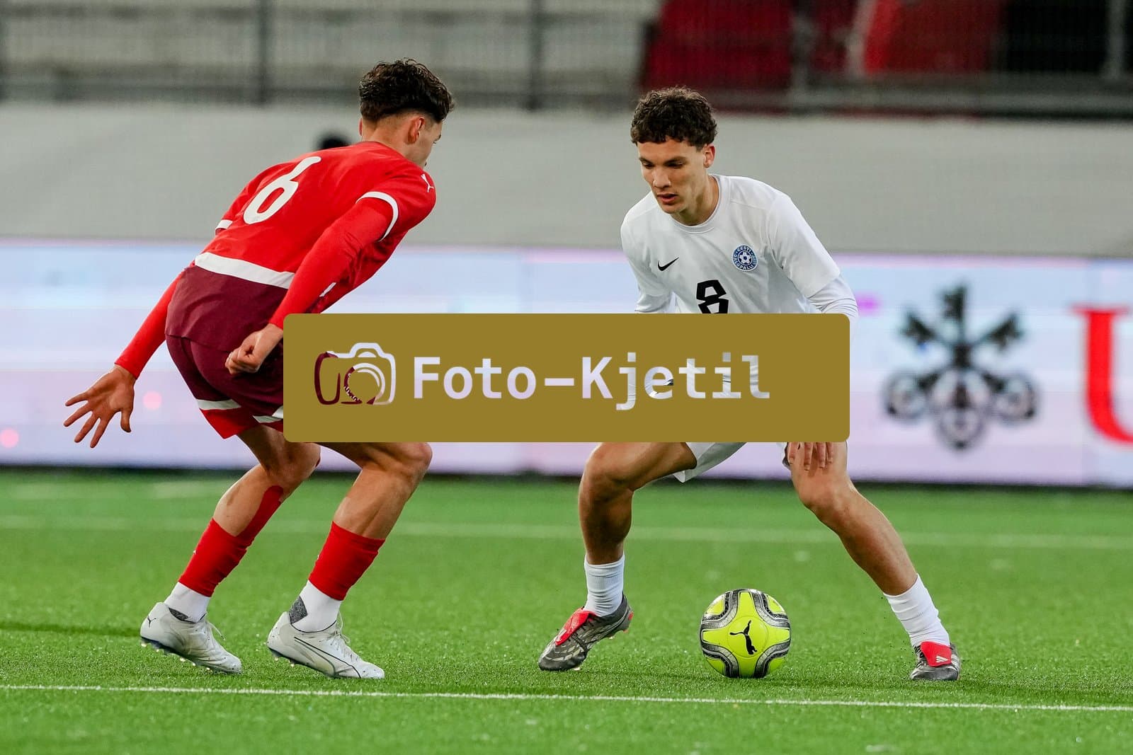 Schweiz: EM-Qualifikation U21 2026, Schweiz vs Estland - Stockhorn Arena, Thun: Soufian Gouram (8 Estonia) im Duell mit Dion Kacuri (6 Men Switzerland)