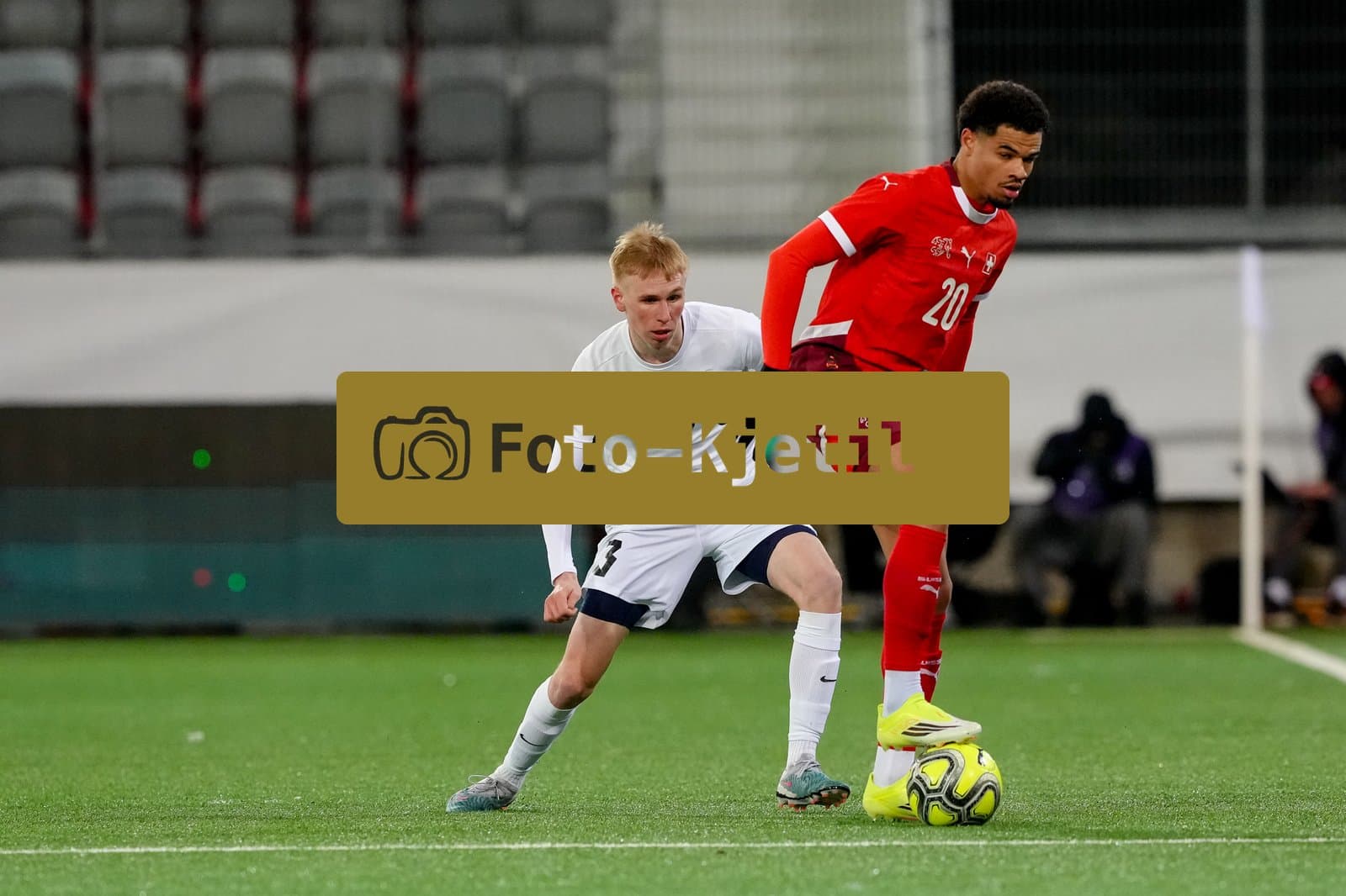 Schweiz: EM-Qualifikation U21 2026, Schweiz vs Estland - Stockhorn Arena, Thun: Zachary Athekame (20 Men Switzerland) gegen Romet Nigula (3 Estonia)