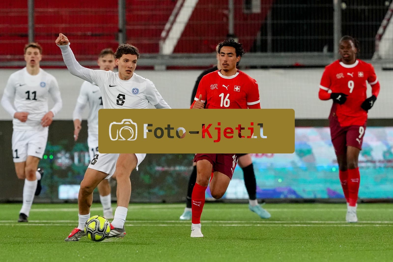 Schweiz: EM-Qualifikation U21 2026, Schweiz vs Estland - Stockhorn Arena, Thun: Cheveyo Tsawa (16 Men Switzerland) gegen Soufian Gouram (8 Estonia)