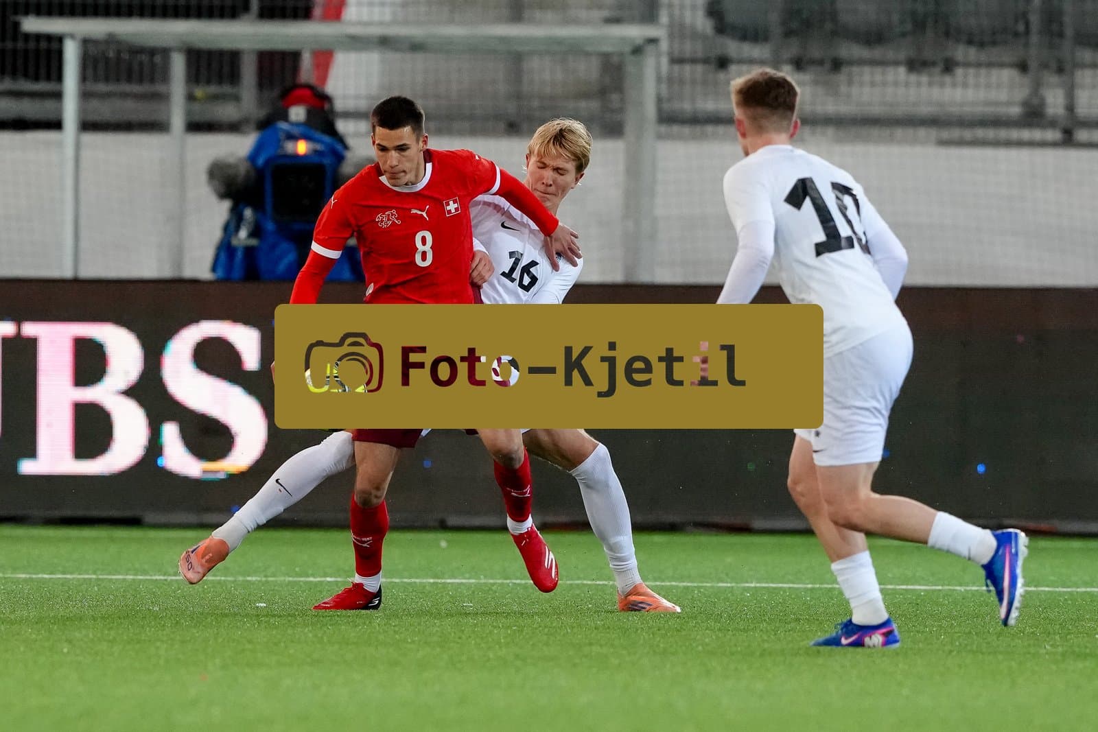 Schweiz: EM-Qualifikation U21 2026, Schweiz vs Estland - Stockhorn Arena, Thun: Tim Meyer (8 Men Switzerland) im Duell mit Kristjan Kriis (16 Estonia)