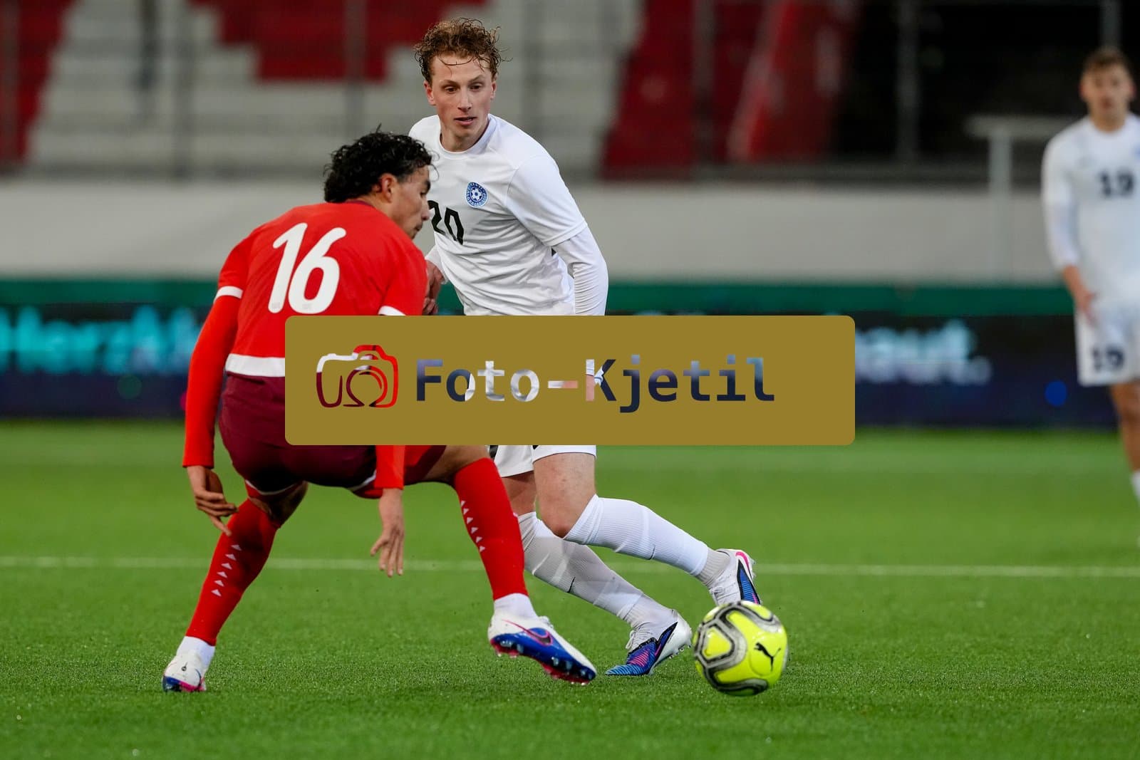 Schweiz: EM-Qualifikation U21 2026, Schweiz vs Estland - Stockhorn Arena, Thun: August Wagner (20 Estonia) im Duell mit Cheveyo Tsawa (16 Men Switzerland)