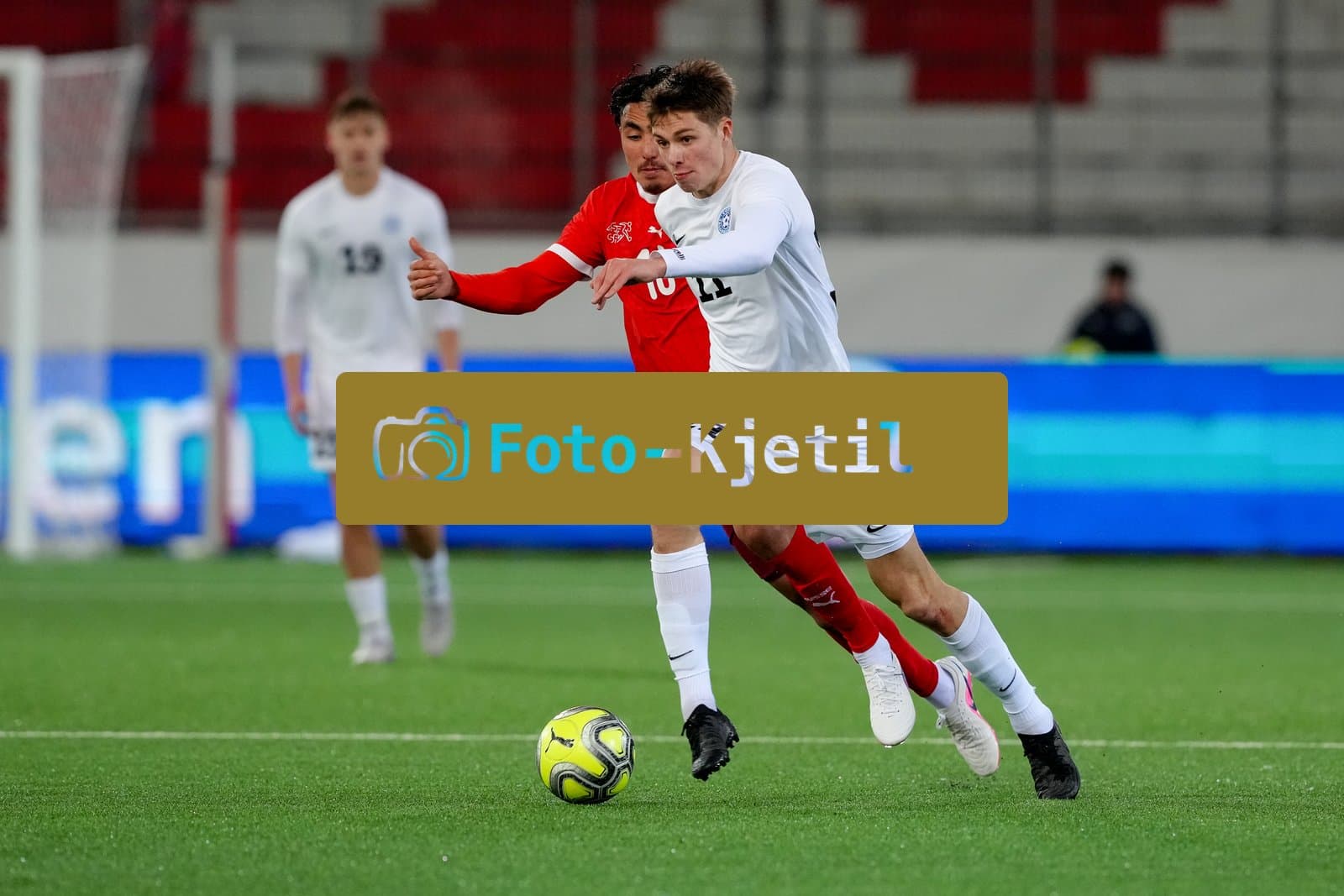 Schweiz: EM-Qualifikation U21 2026, Schweiz vs Estland - Stockhorn Arena, Thun: Cheveyo Tsawa (16 Men Switzerland) im Duell mit Ramon Smirnov (11 Estonia)