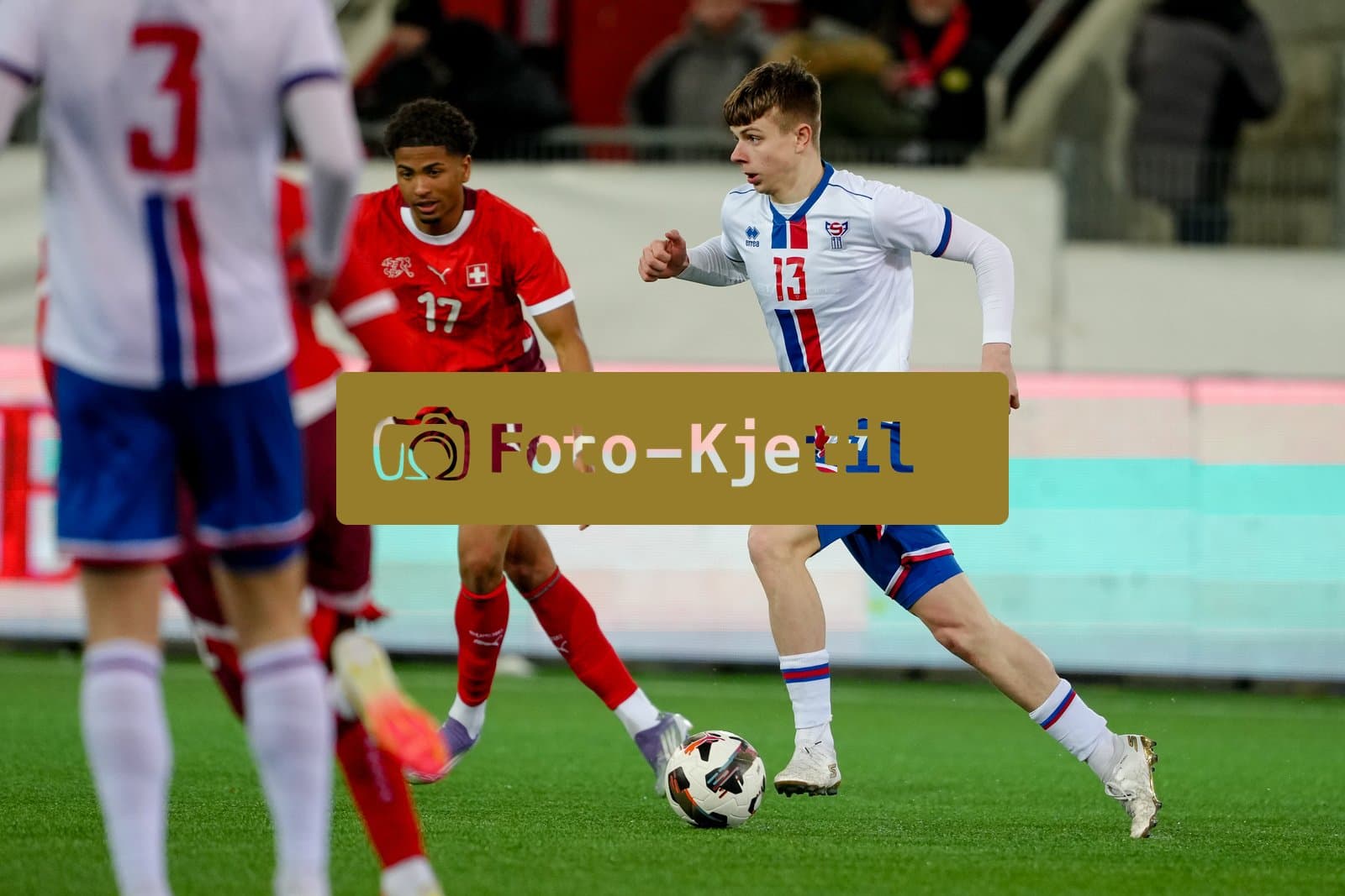 Schweiz: EM-Qualifikation U21 2026, Schweiz vs Färöer-Inseln - Stockhorn Arena, Thun: Franz-Ethan Meichtry (17 Men Switzerland) gegen Josef Olavsson (13 Faroe Islands)