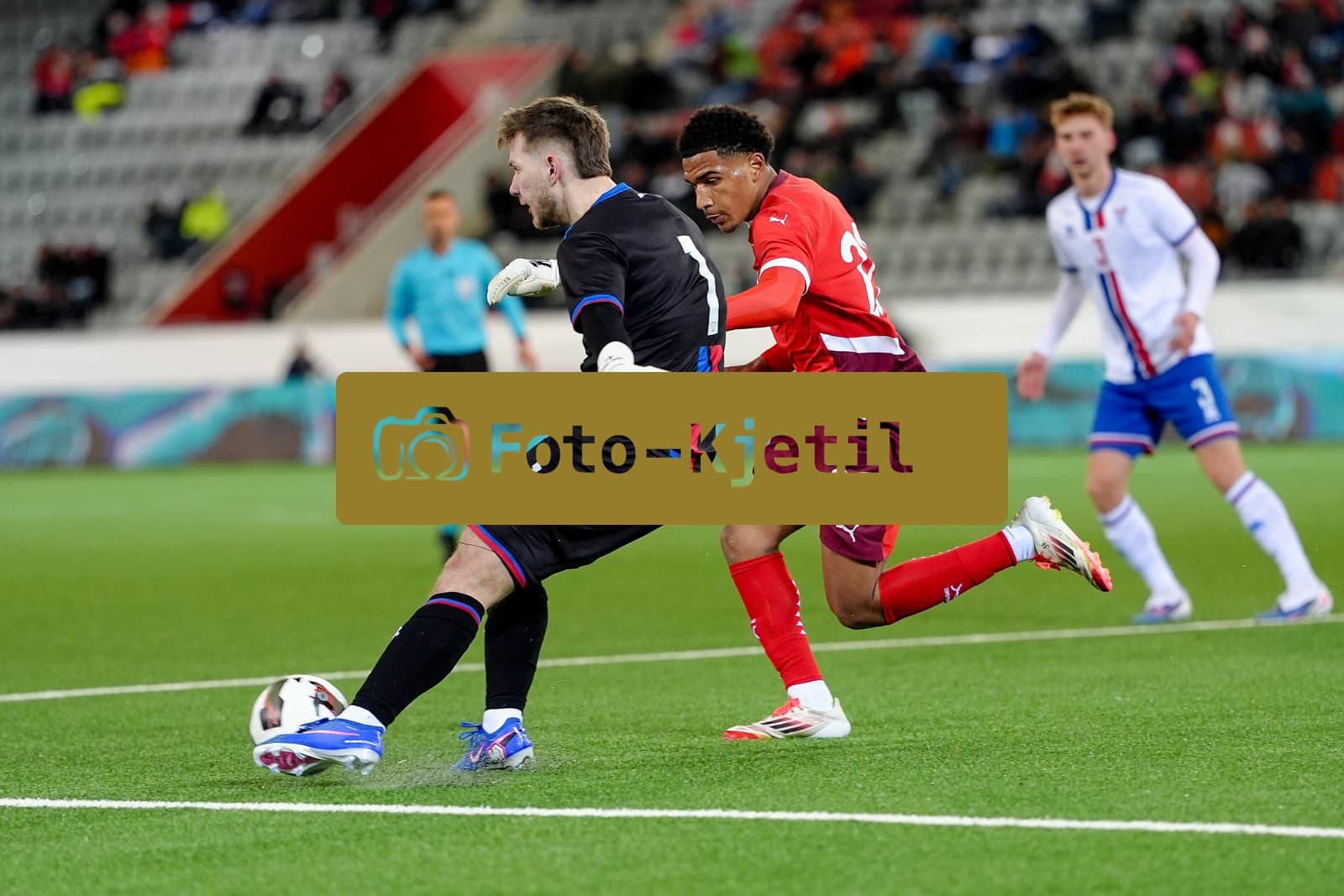 Schweiz: EM-Qualifikation U21 2026, Schweiz vs Färöer-Inseln - Stockhorn Arena, Thun: Giacomo Koloto (22 Men Switzerland) gegen Hans Jakup Armgrimsson (1 Faroe Islands)