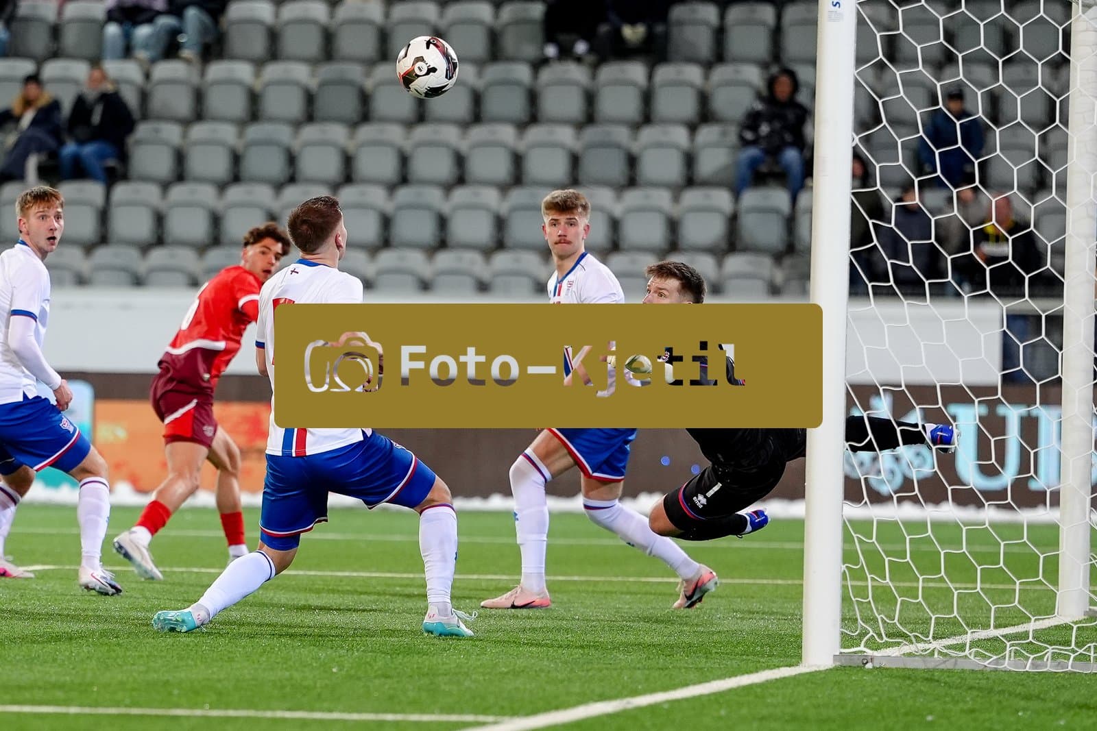 Schweiz: EM-Qualifikation U21 2026, Schweiz vs Färöer-Inseln - Stockhorn Arena, Thun: Ingi Arngrimsson (3 Faroe Islands), Virgar Jonsson (20 Faroe Islands) und Hans Jakup Armgrimsson (1 Faroe Islands)