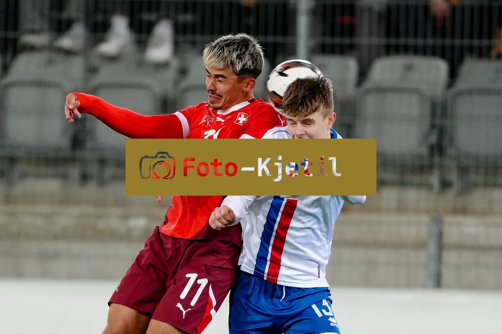 Schweiz: EM-Qualifikation U21 2026, Schweiz vs Färöer-Inseln - Stockhorn Arena, Thun: Aaron Keller (11 Men Switzerland) gegen Josef Olavsson (13 Faroe Islands)