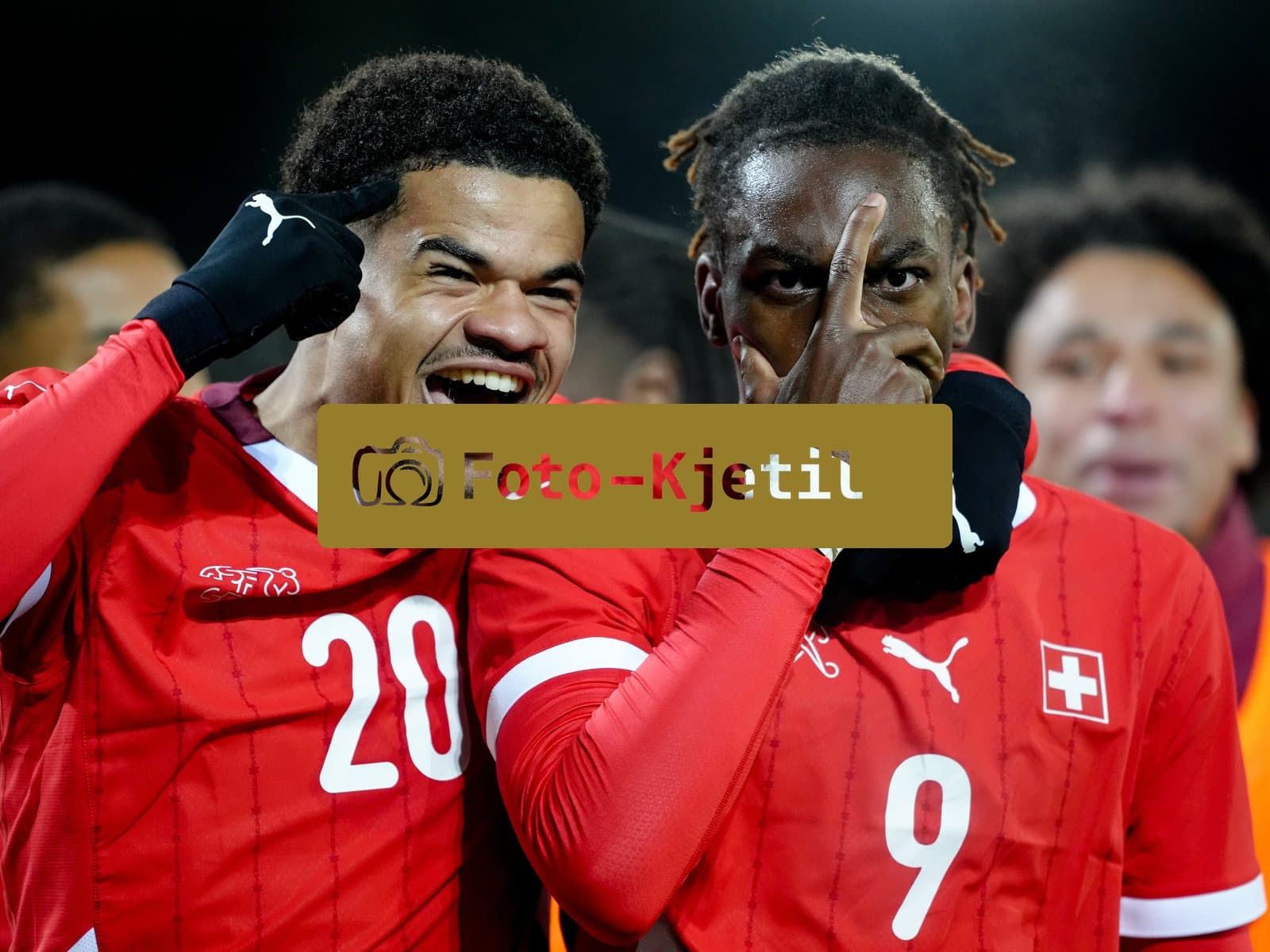 Schweiz: EM-Qualifikation U21 2026, Schweiz vs Färöer-Inseln - Stockhorn Arena, Thun: Winsley Boteli (9 Men Switzerland) jubelt nach seinem Tor mit Zachary Athekame (20 Men Switzerland)