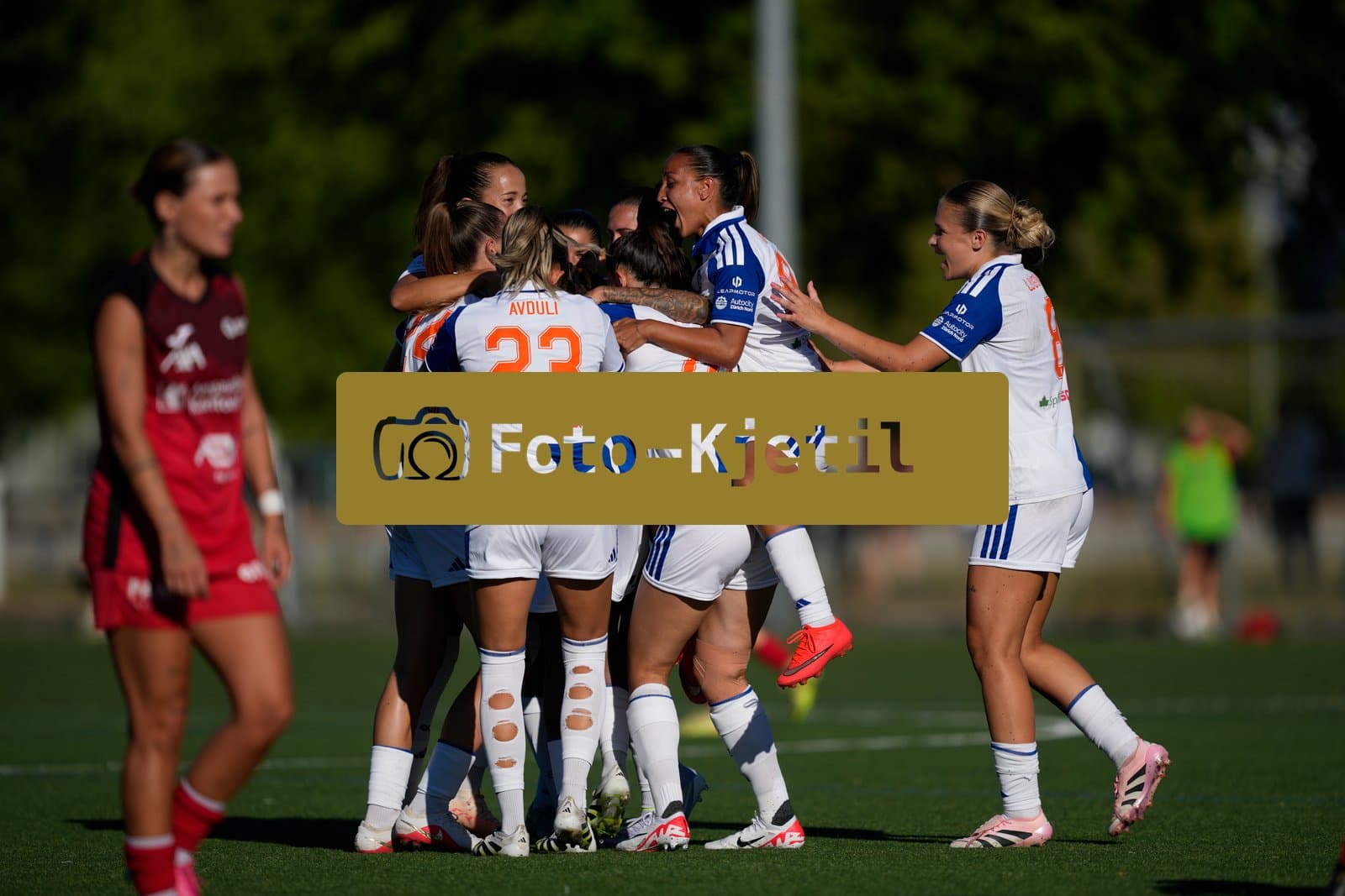 Schweiz: AXA Women's Super League 2026/2027, FC Aarau Frauen vs GC Frauenfussball - Sportanlage Schachen, Aarau: Giulia Looser (24 Grasshoppers) jubelt nach ihrem Tor mit dem Team