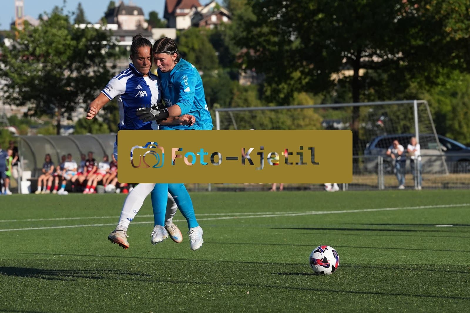 Schweiz: AXA Women's Super League 2026/2027, FC Aarau Frauen vs GC Frauenfussball - Sportanlage Schachen, Aarau: Kayla Jay Mckenna (12 Grasshoppers) gegen Torhüterin Jara Ackermann (1 FC Aarau)