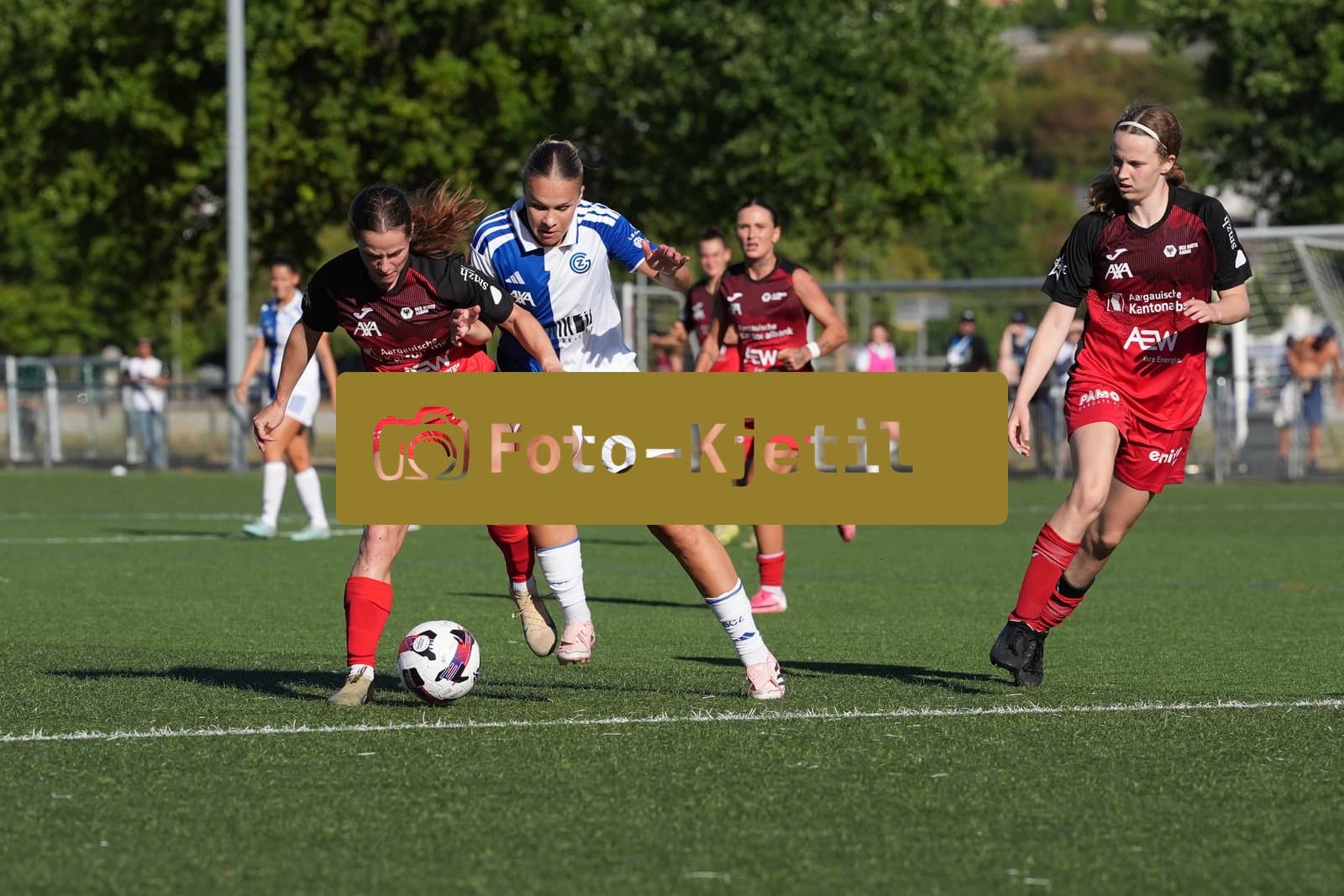 Schweiz: AXA Women's Super League 2026/2027, FC Aarau Frauen vs GC Frauenfussball - Sportanlage Schachen, Aarau: Tabea Dorothee Maria Schütt - Tabea Dorothee Maria Schutt (19 FC Aarau) im Duell mit Kayla Jay Mckenna (12 Grasshoppers)