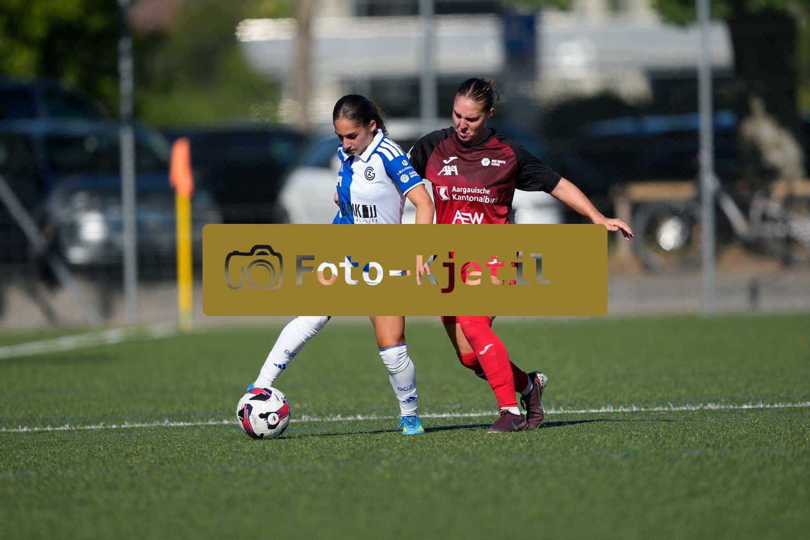 Schweiz: AXA Women's Super League 2026/2027, FC Aarau Frauen vs GC Frauenfussball - Sportanlage Schachen, Aarau: Ilaria Nerea Maddaloni (33 Grasshoppers) im Duell mit Rebecca Anne Storr (15 FC Aarau)
