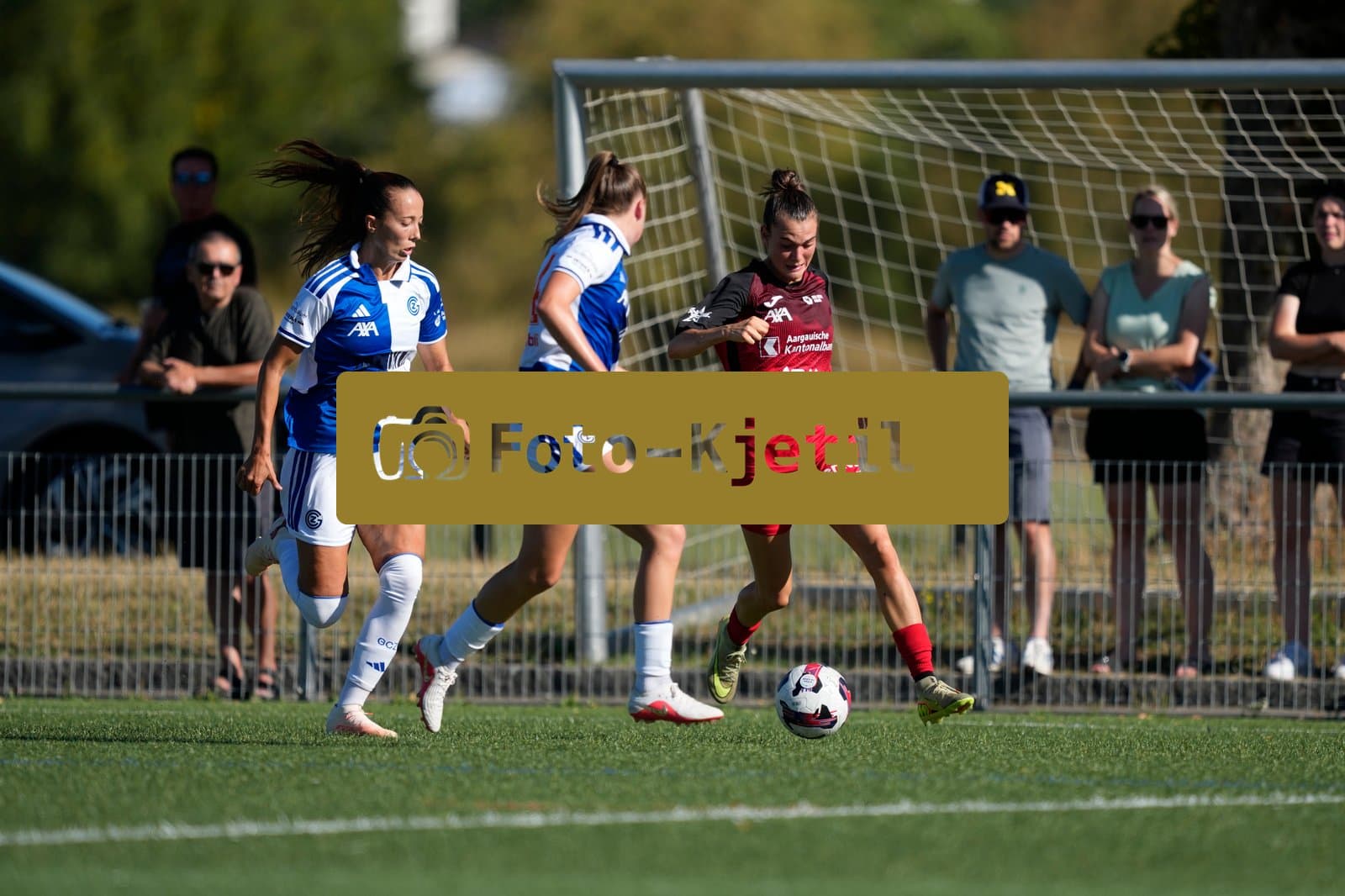 Schweiz: AXA Women's Super League 2026/2027, FC Aarau Frauen vs GC Frauenfussball - Sportanlage Schachen, Aarau: Tabea Dorothee Maria Schütt - Tabea Dorothee Maria Schutt (19 FC Aarau) im Duell mit Marta Cazalla Garcia (15 Grasshoppers) und Giulia Looser (24 Grasshoppers)