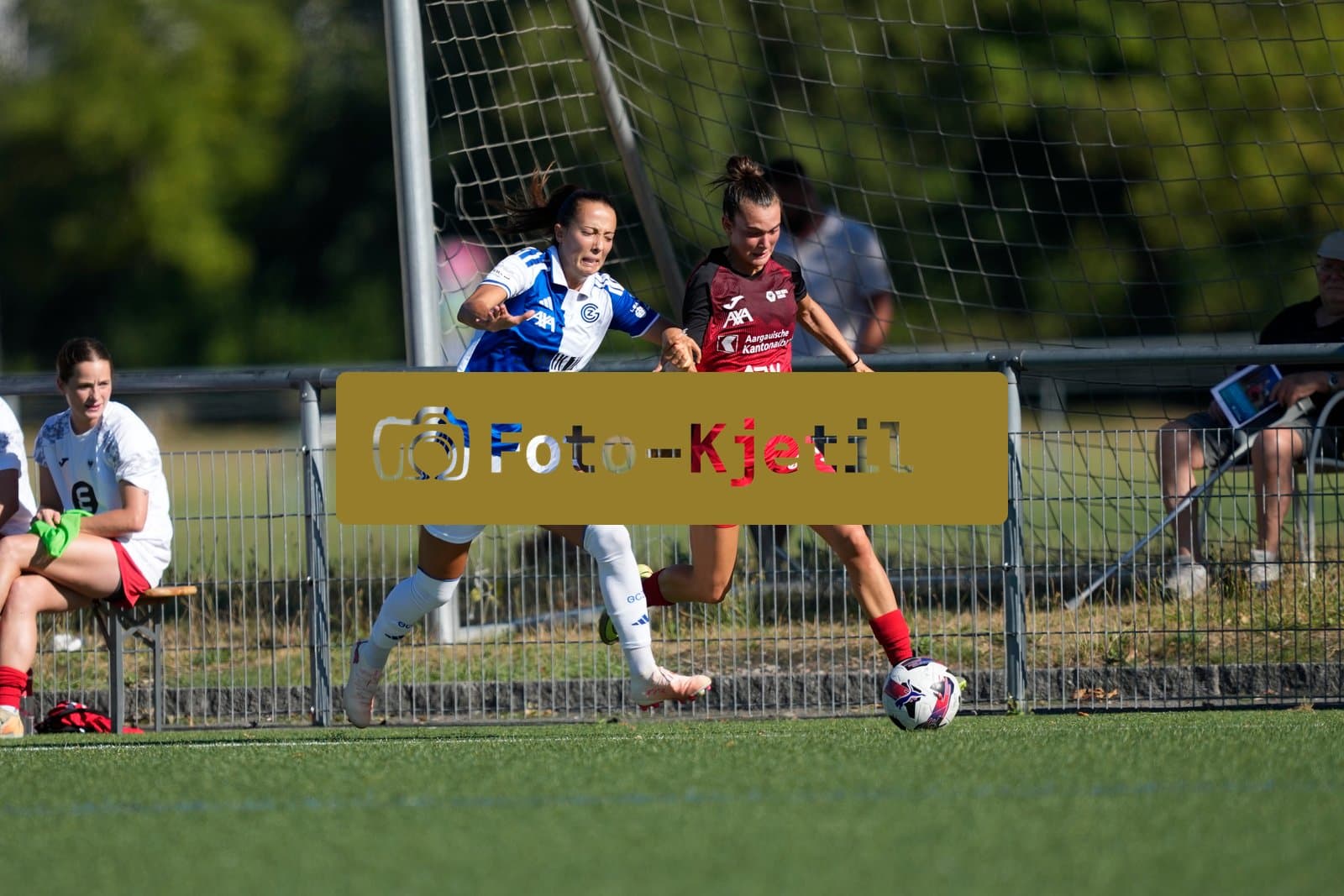 Schweiz: AXA Women's Super League 2026/2027, FC Aarau Frauen vs GC Frauenfussball - Sportanlage Schachen, Aarau: Tabea Dorothee Maria Schütt - Tabea Dorothee Maria Schutt (19 FC Aarau) im Duell mit Marta Cazalla Garcia (15 Grasshoppers)