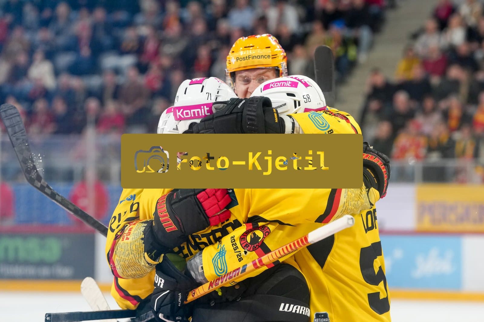Schweiz: National League Play-In Runde 1, Spiel 1 2025/26, EHC Biel-Bienne vs SC Bern - Tissot Arena, Biel-Bienne: Romain Loeffel (58 SCB) jubelt nach seinem Tor mit Victor Ejdsell (PostFinance Top Scorer von SCB) und Emil Bemström - Emil Bemstrom (71 SCB)
