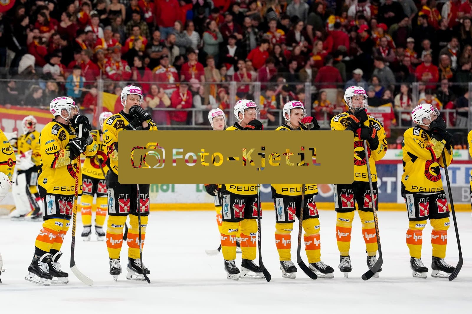 Schweiz: National League Play-In Runde 1, Spiel 1 2025/26, EHC Biel-Bienne vs SC Bern - Tissot Arena, Biel-Bienne: Spieler des SC Bern enttäuscht nach der 4:3 Niederlage in Spiel 1 der Serie