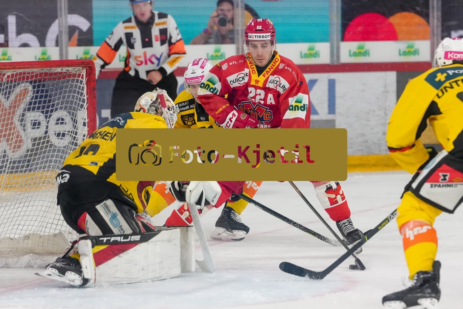 Schweiz: National League Play-In Runde 1, Spiel 1 2025/26, EHC Biel-Bienne vs SC Bern - Tissot Arena, Biel-Bienne: Johnny Kneubuehler (22 EHCB) im Duell mit Torhüter Sandro Zurkirchen (33 SCB)
