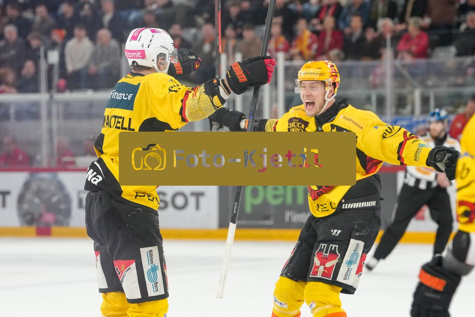 Schweiz: National League Play-In Runde 1, Spiel 1 2025/26, EHC Biel-Bienne vs SC Bern - Tissot Arena, Biel-Bienne: Hardy Häman Aktell - Hardy Haman Aktell (4 SCB) jubelt nach seinem Tor mit Victor Ejdsell (PostFinance Top Scorer von SCB)