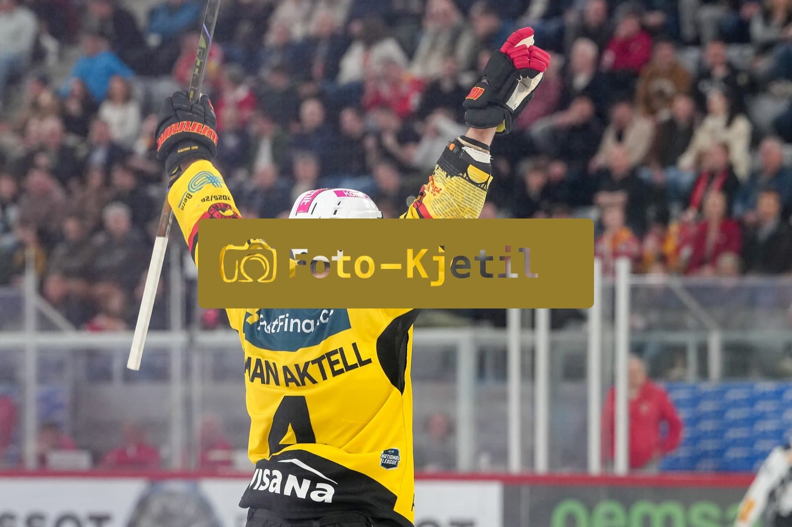 Schweiz: National League Play-In Runde 1, Spiel 1 2025/26, EHC Biel-Bienne vs SC Bern - Tissot Arena, Biel-Bienne: Hardy Häman Aktell - Hardy Haman Aktell (4 SCB) jubelt nach seinem Tor